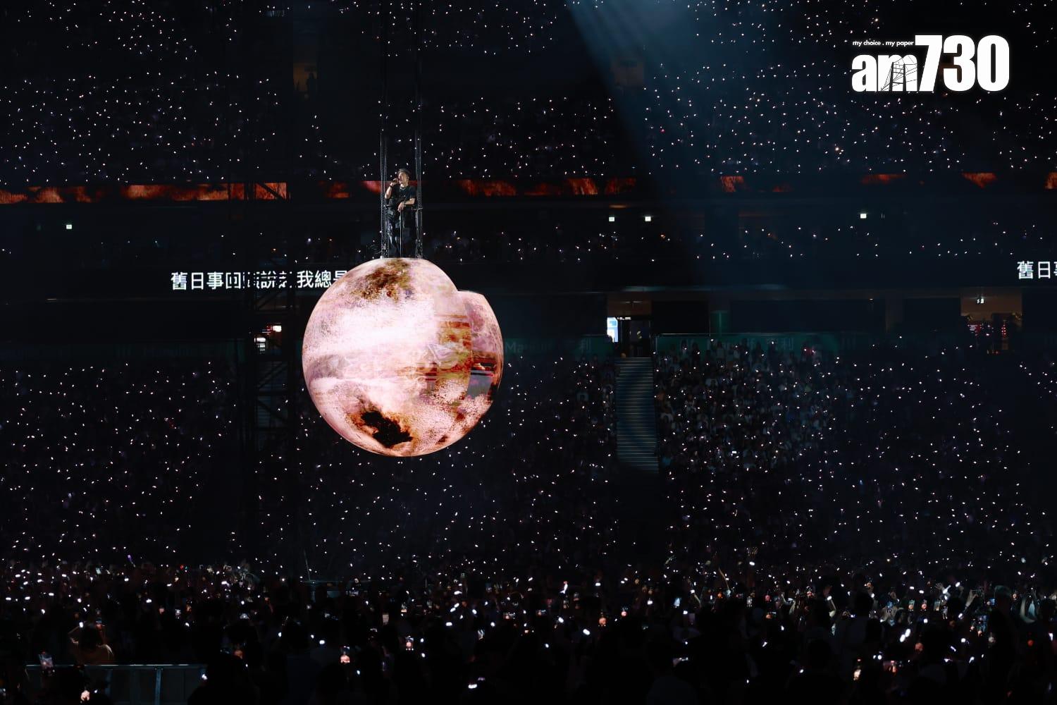 霆鋒站在球上與全場觀眾拉近距離。 (羅錦鴻攝)