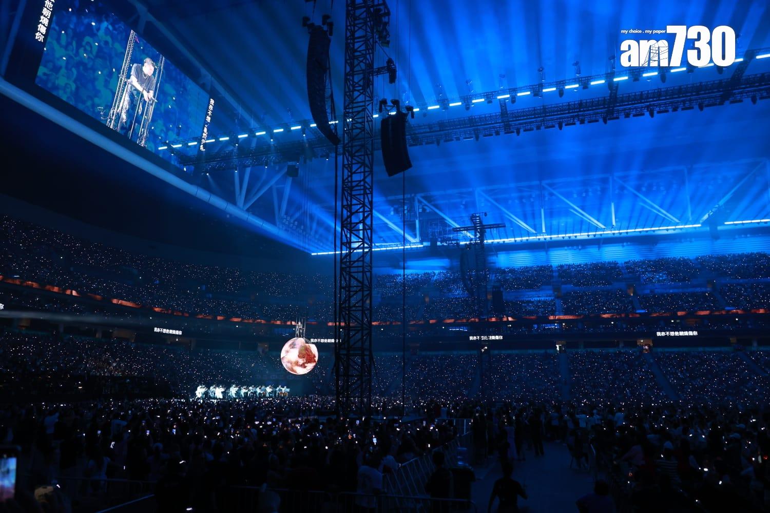 霆鋒站在球上與全場觀眾拉近距離。 (羅錦鴻攝)