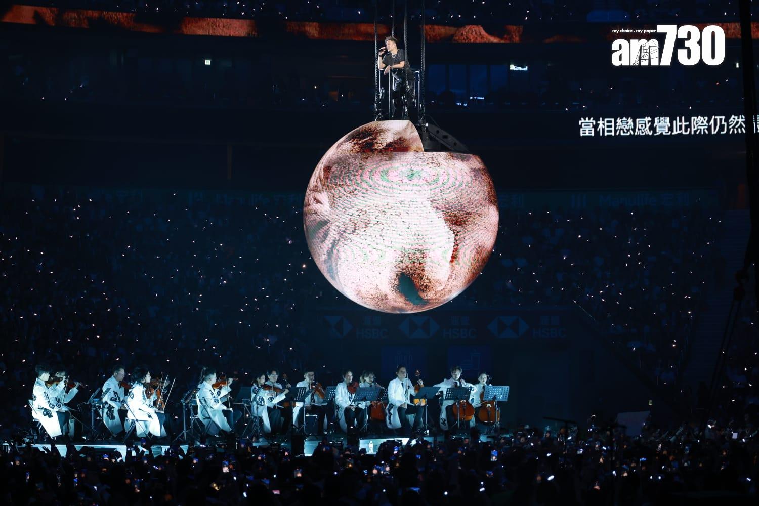 霆鋒帶領全場大合唱。 (羅錦鴻攝)