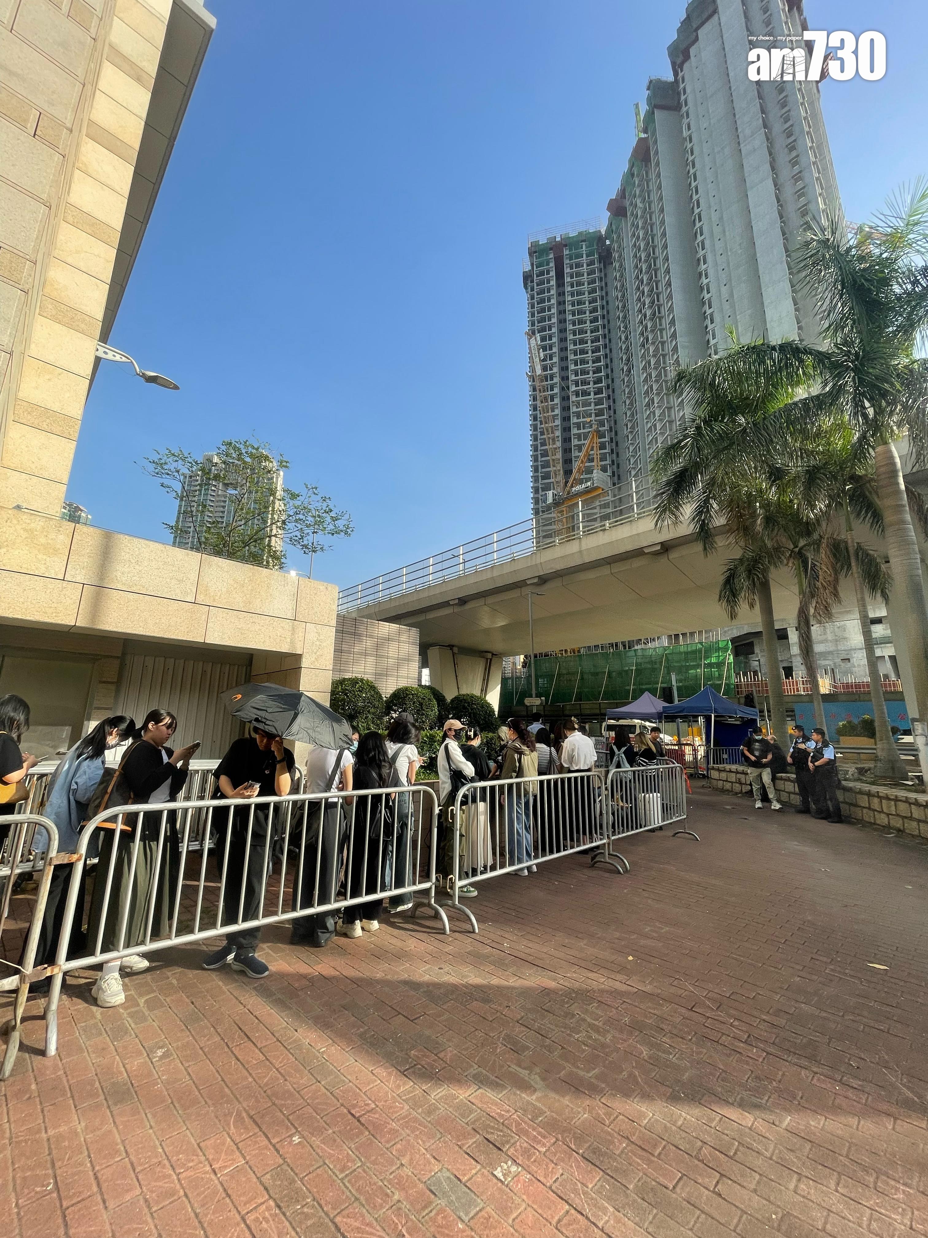 大批上村謙信粉絲到西九法院外輪候爭取約80個旁聽席。 (娛樂組攝)