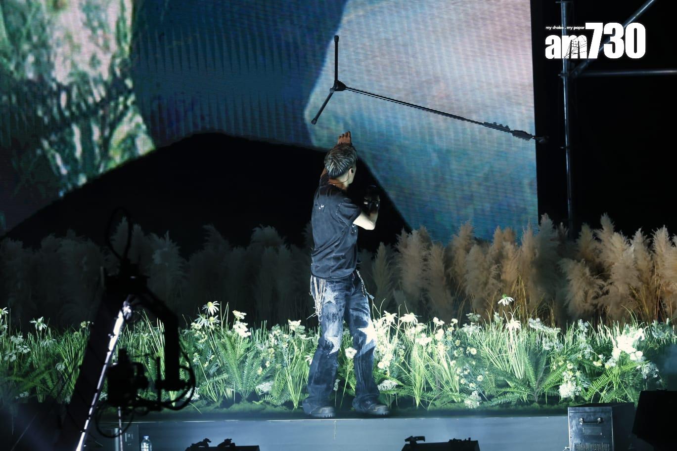 謝霆鋒今晚再上演激動拋mic stand。 (娛樂組攝)