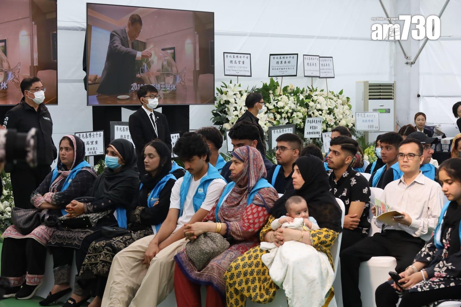 渣華道遊樂場設大型帳篷悼念區供公眾人士弔唁。(鍾式明攝)