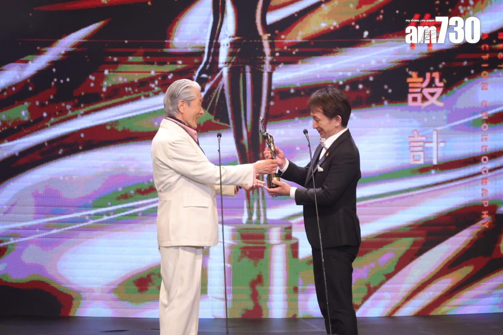 倉田保昭向谷垣健治頒發「最佳動作設計」。 (吳康琦攝)