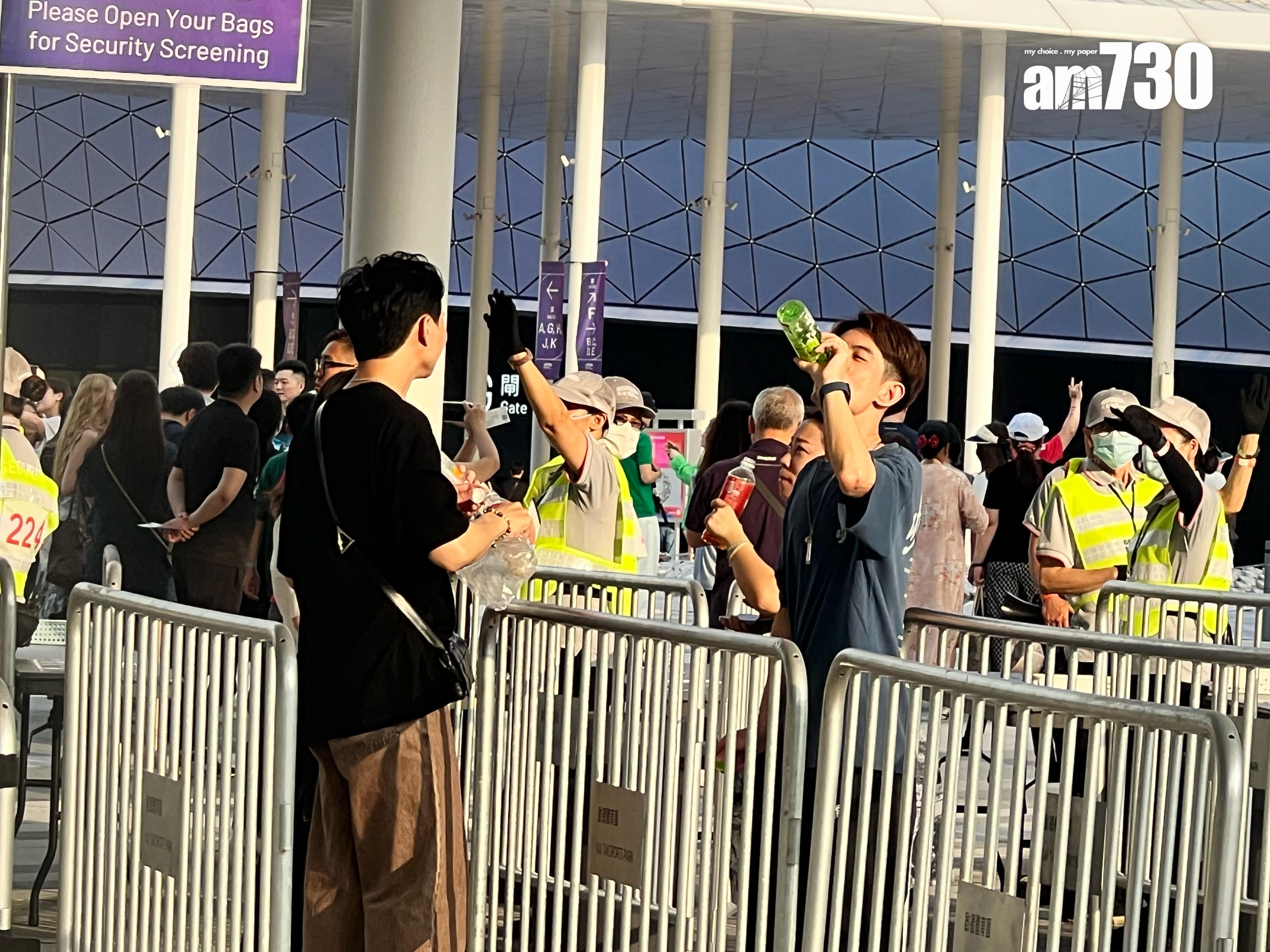 觀眾不准帶樽裝飲料入場,有人索性「碰樽」飲掉整支飲品。