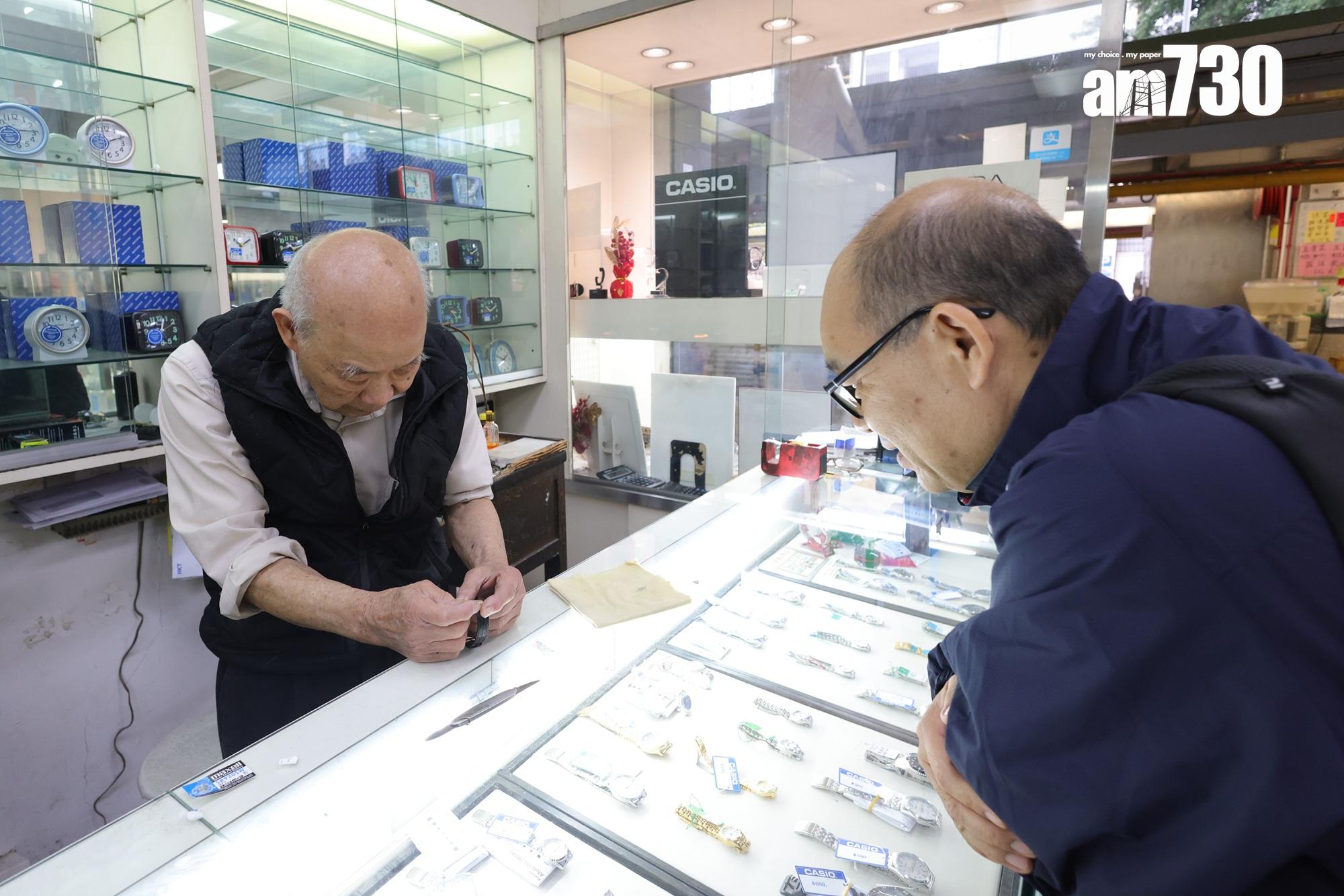 街坊找李國楠修理鐘錶。(吳康琦攝)
