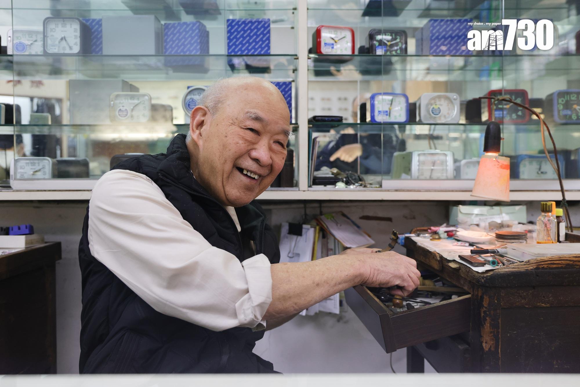 李國楠自小學習修理鐘錶。(吳康琦攝)