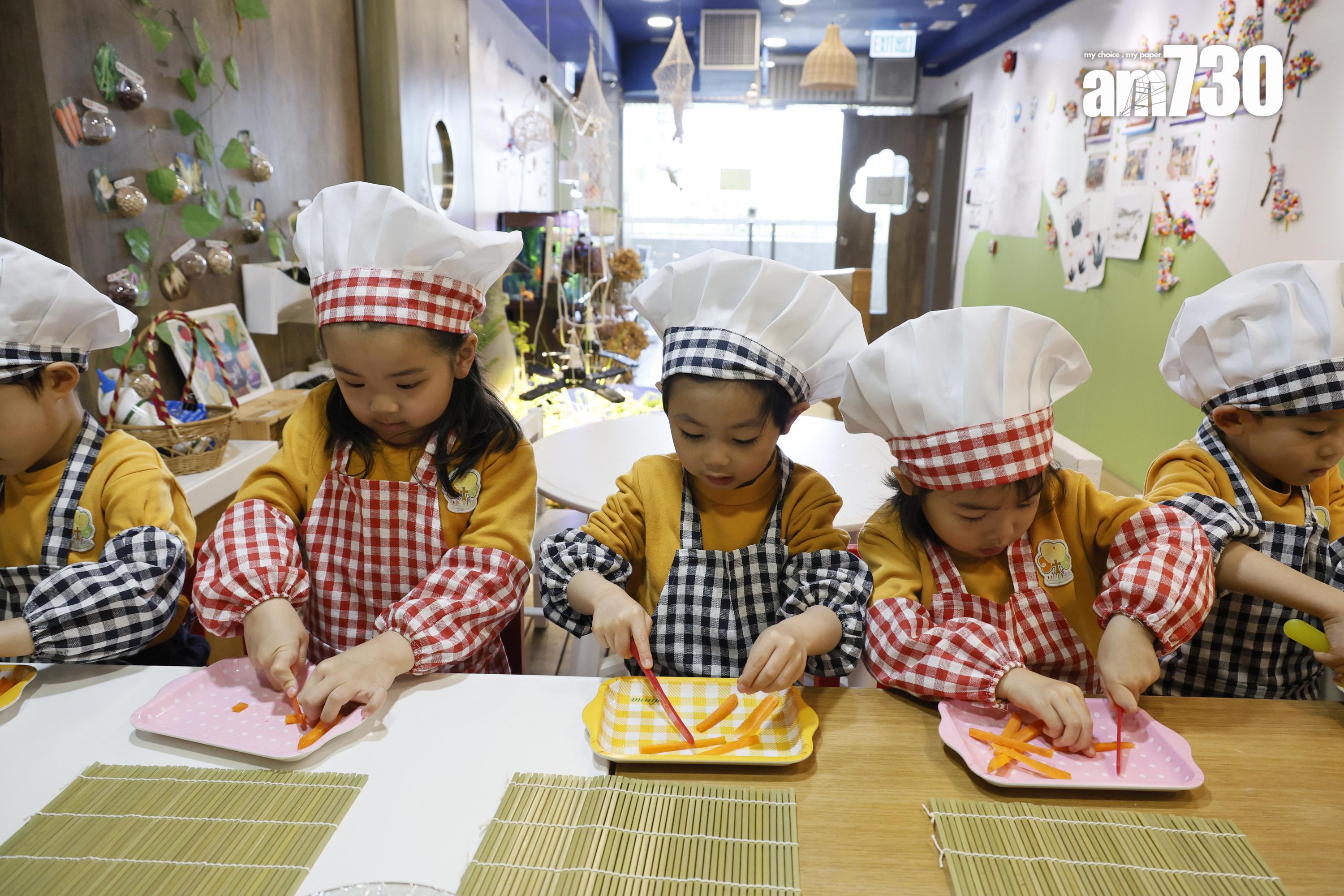 學生不時在「探索自然區」旁邊的「小廚房」大展身手! (林俊源攝)