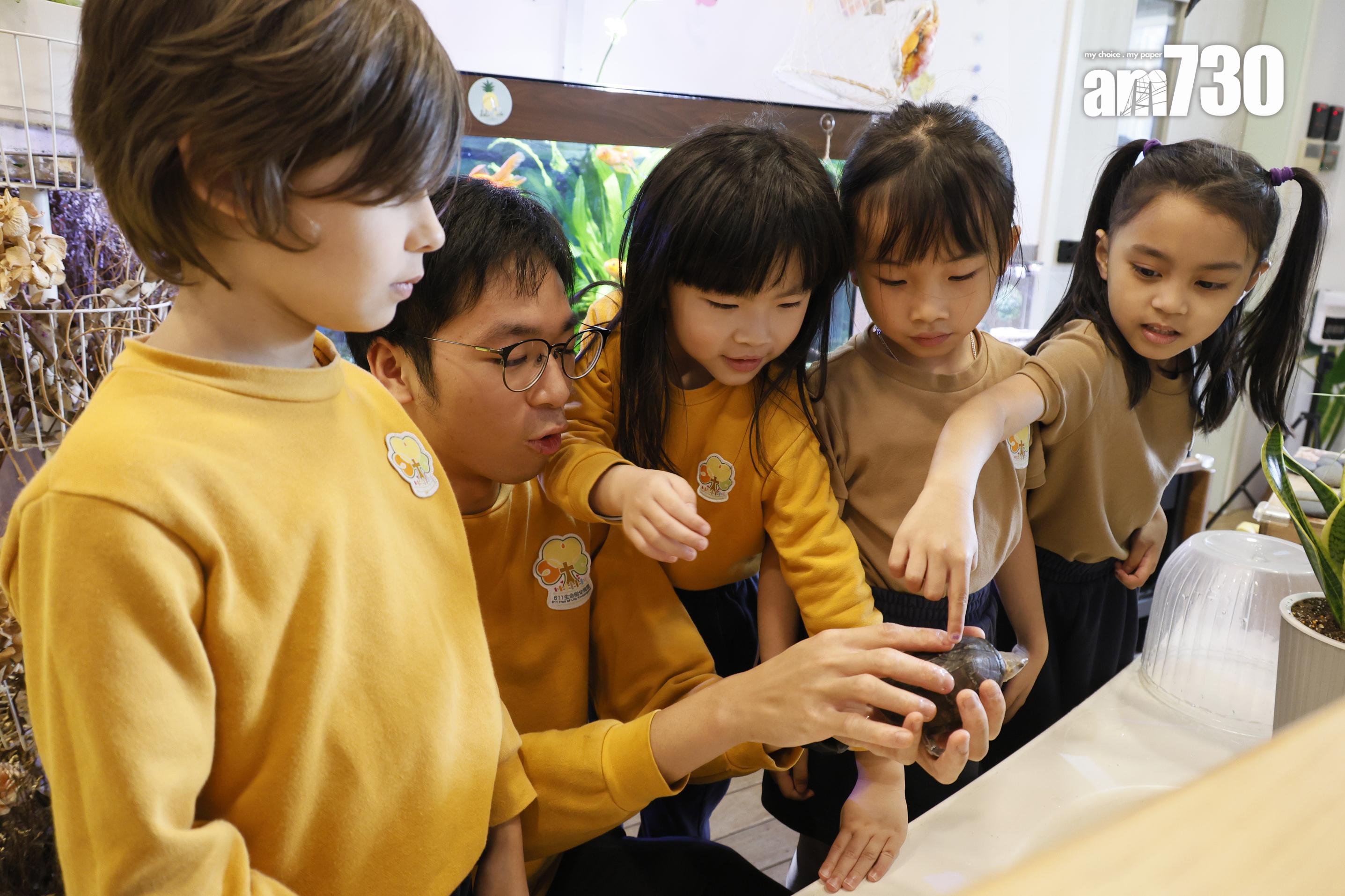 老師從小事上教育學生愛護動物。 (林俊源攝)