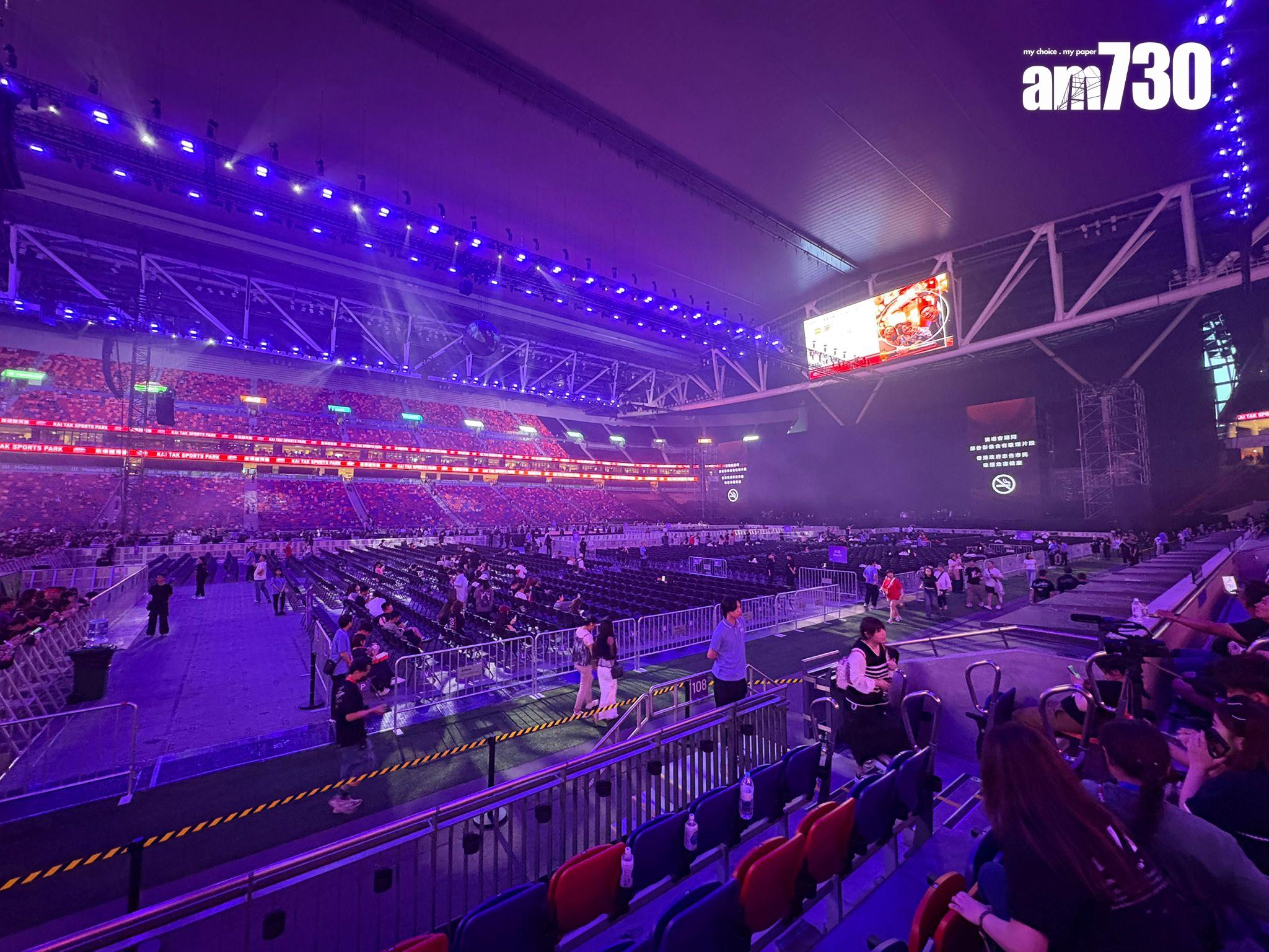 黃昏6時起,觀眾入場開始等睇騷。 (娛樂組攝)