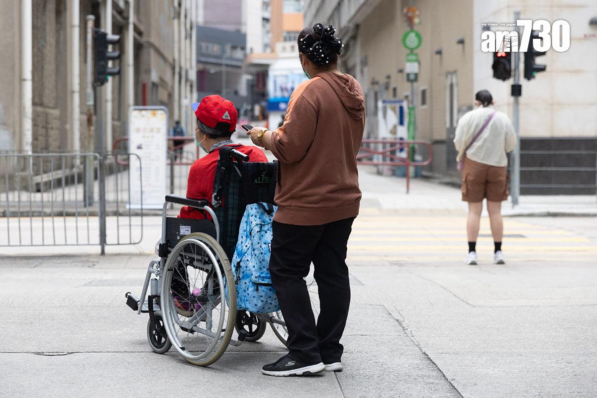 社會上不少人需同時兼顧護老者角色。(蘇文傑攝)