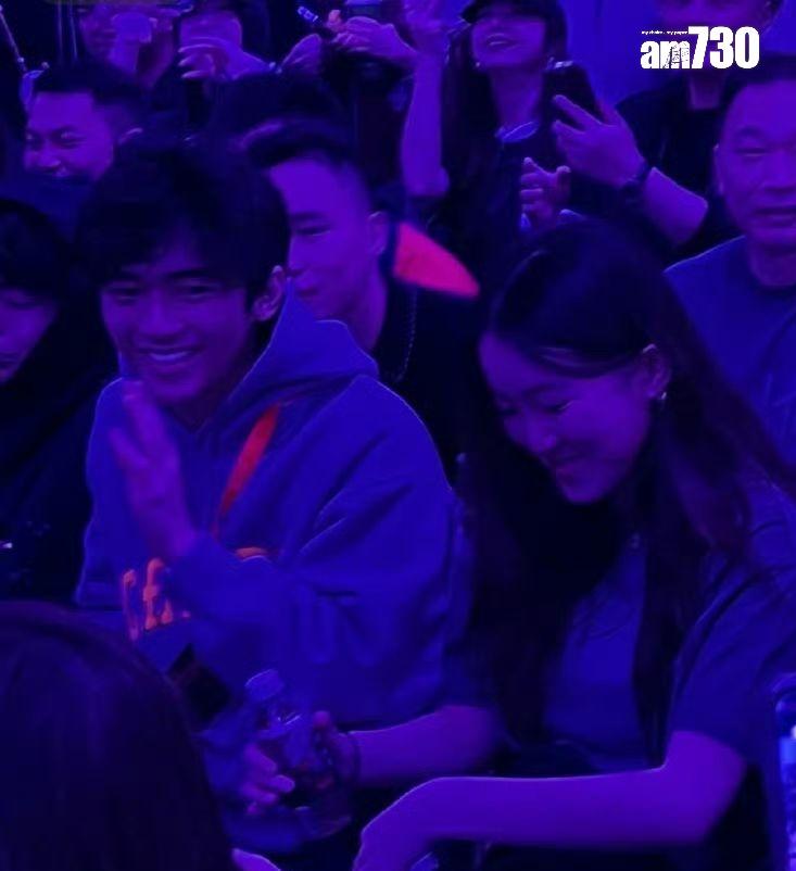 霆鋒的17歲大仔謝振軒Lucas被媽媽張栢芝指笑容很迷人。