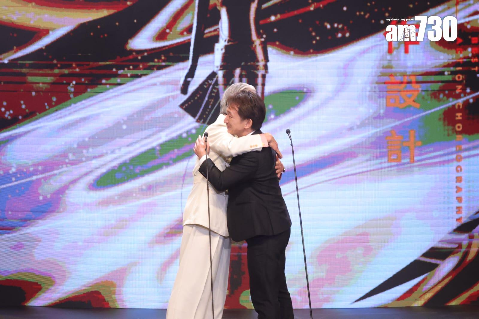 由恩師倉田保昭負責頒獎給谷垣健治。 (吳康琦攝)