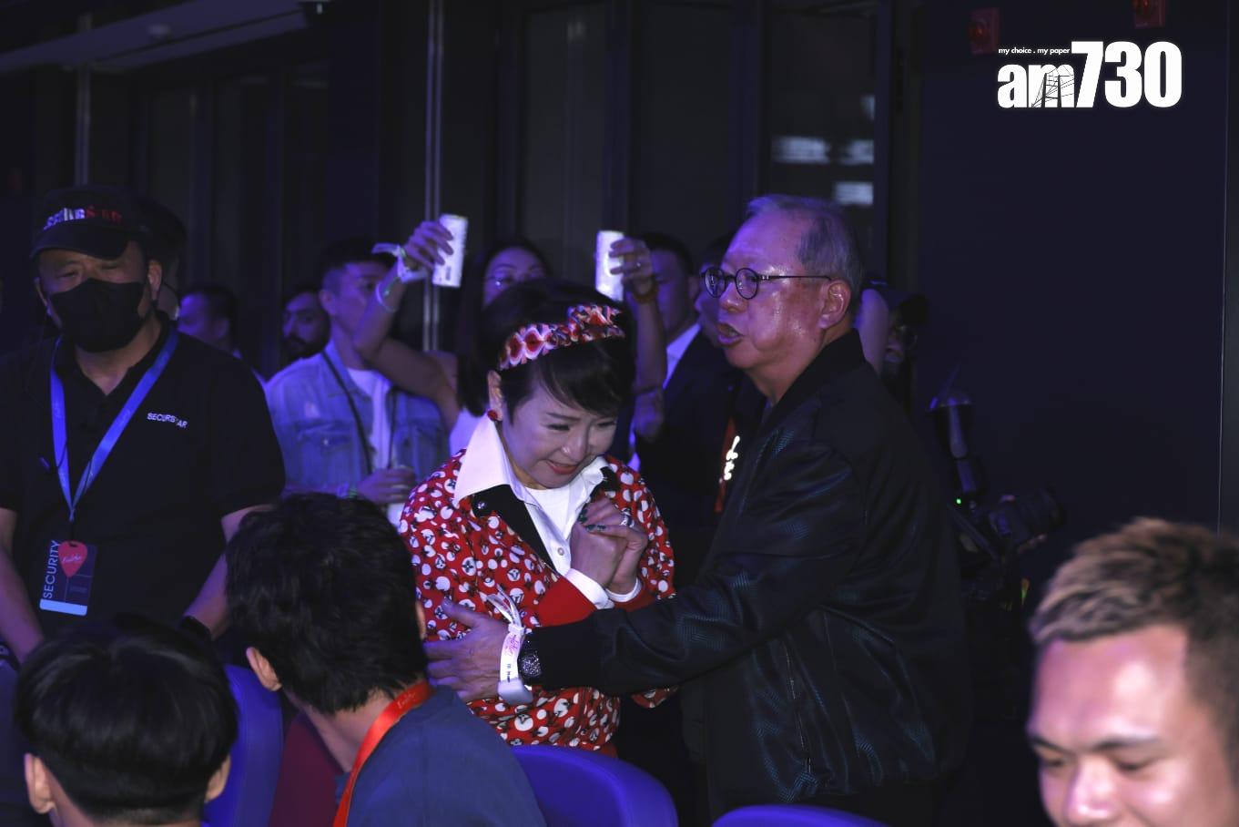 拉姑從首場開始睇足四晚。 (娛樂組攝)