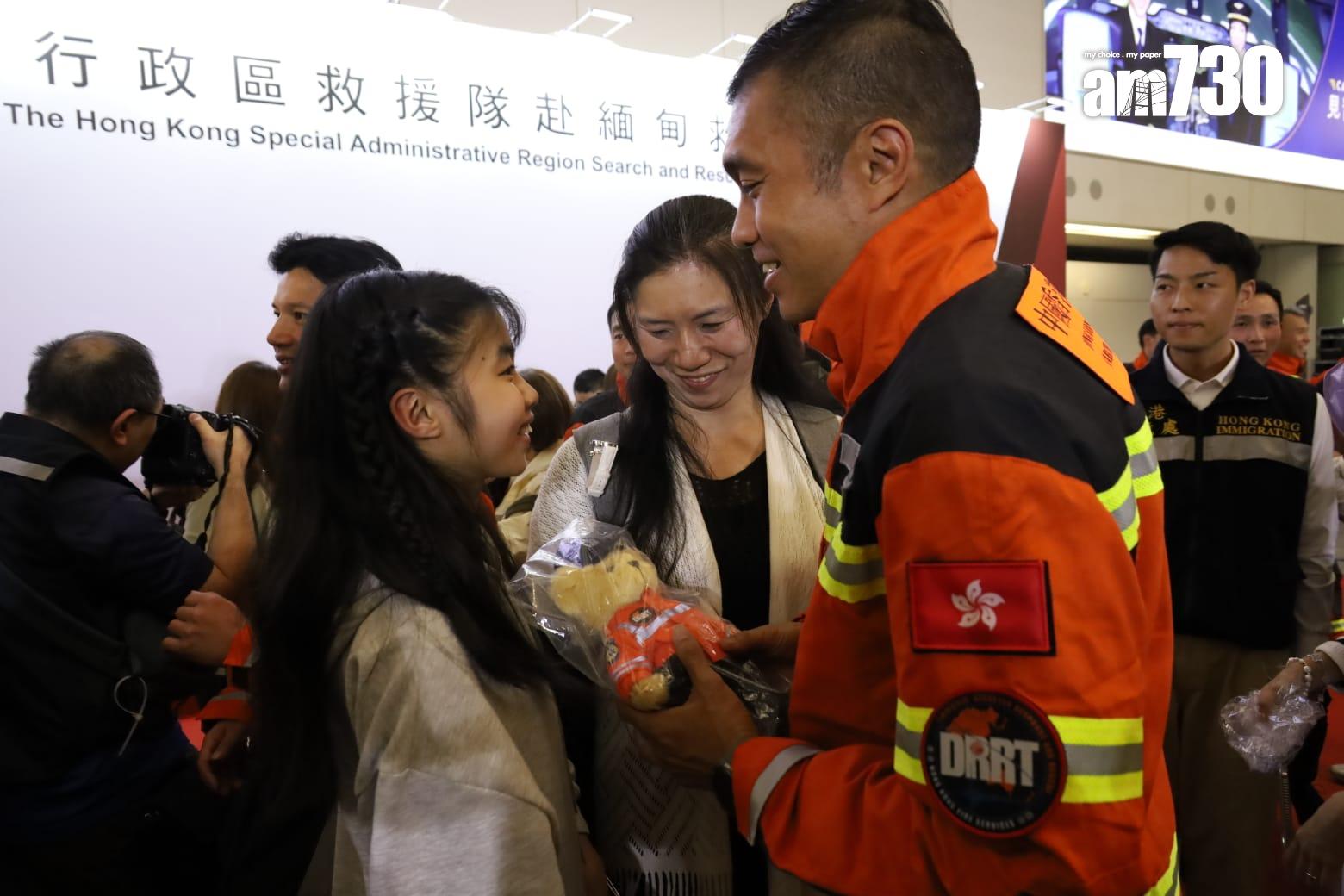 特區救援隊完成緬甸地震災區搜救任務返抵本港,政府舉行迎接儀式。(鍾式明攝)