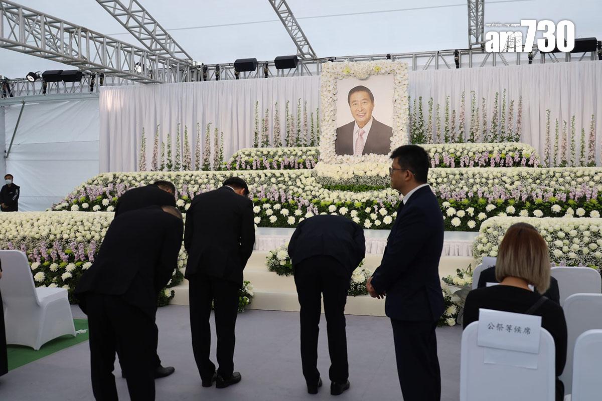 不少員工、前員工和市民陸續到大型帳篷悼念區,向李兆基作最後道別。(鍾式明攝)