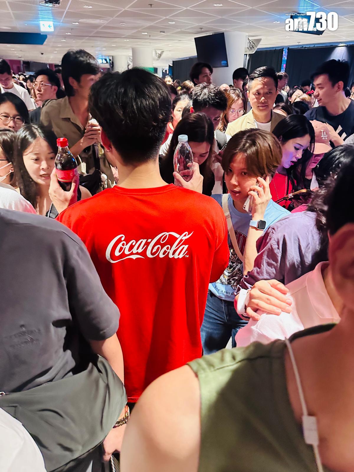 人潮散去時,有工作人員在場內出售飲品。 (娛樂組攝)