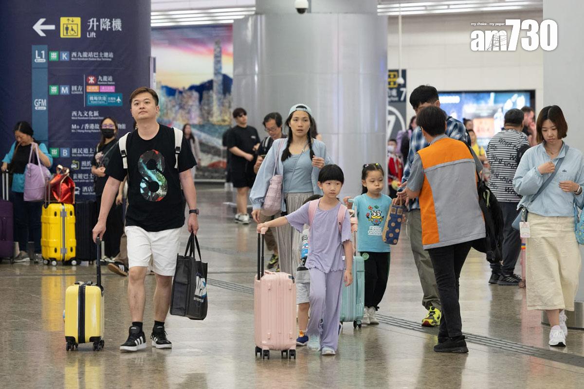 復活節長假期最後一日,不少港人陸續經高鐵西九龍站回港。(蘇文傑攝)