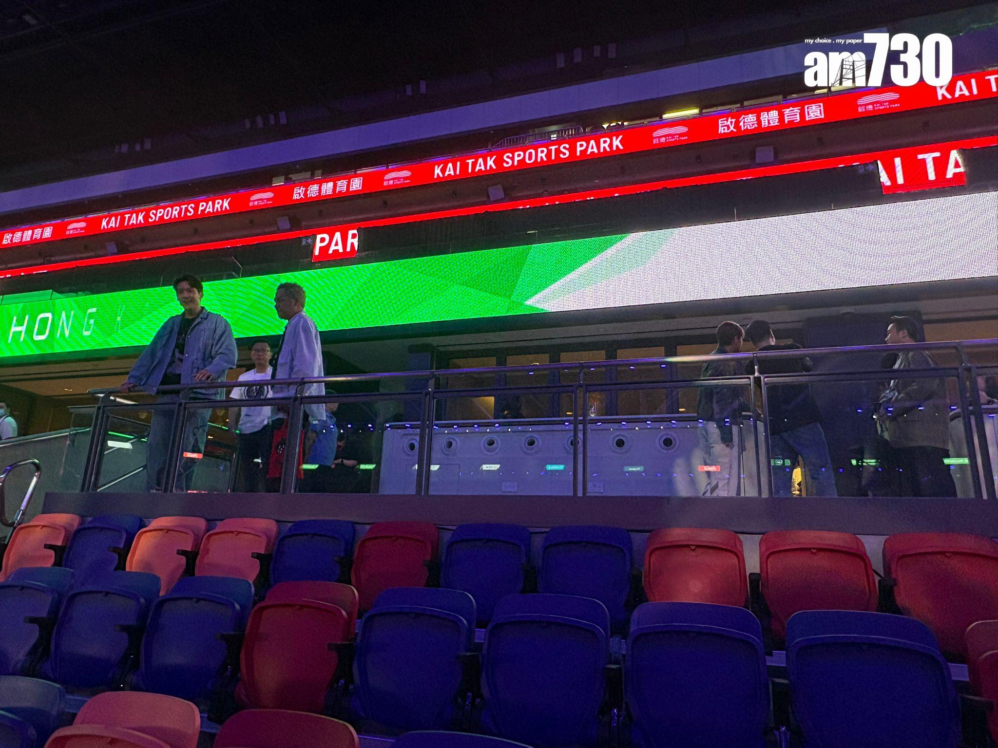 關智斌(左)與張敬軒今日現身啟德主場館睇騷,兩人難得地再度同框。 (娛樂組攝)