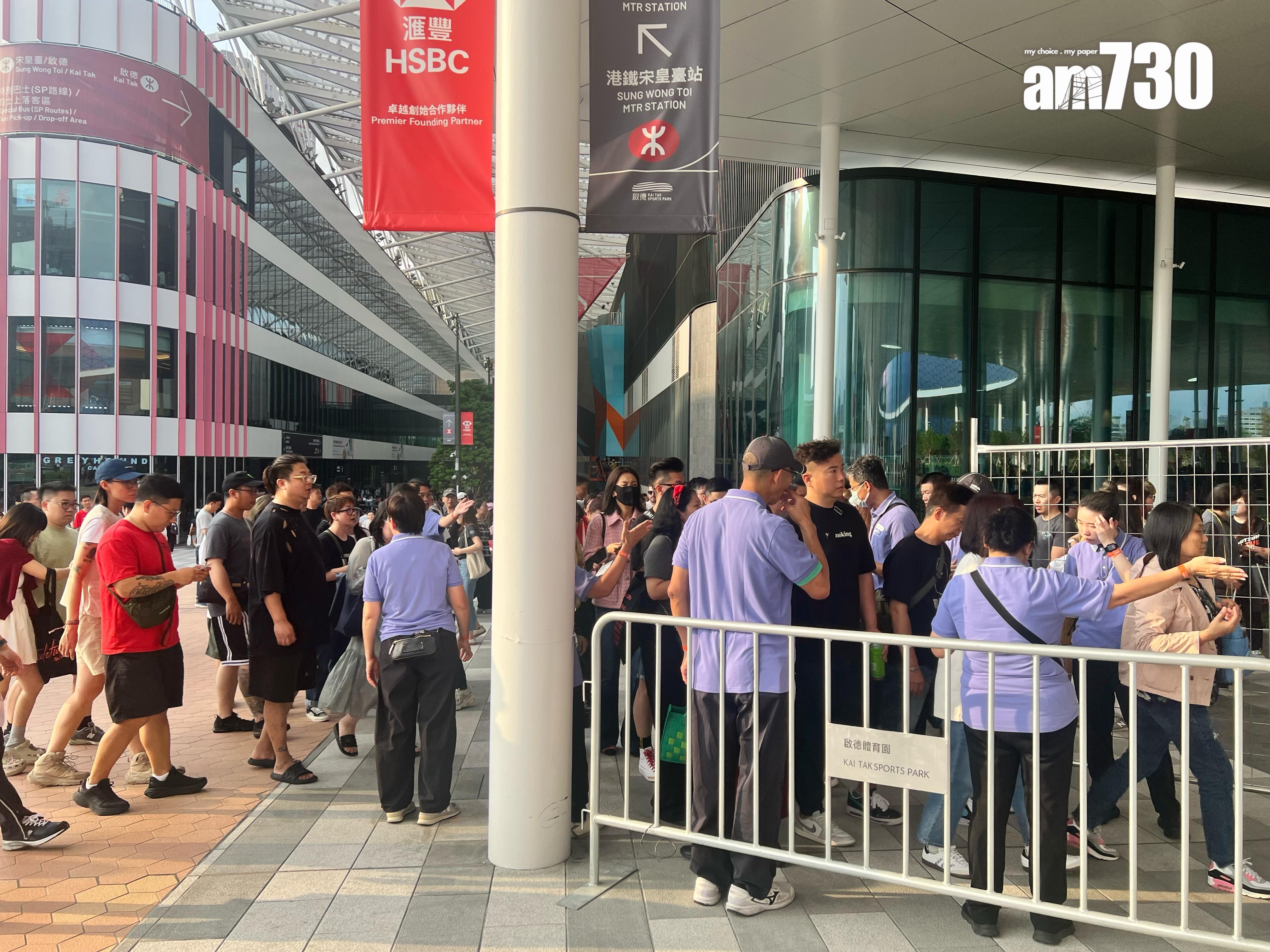 會場於下午4時30分開放予觀眾在場館門外等候入場。 (娛樂組攝)