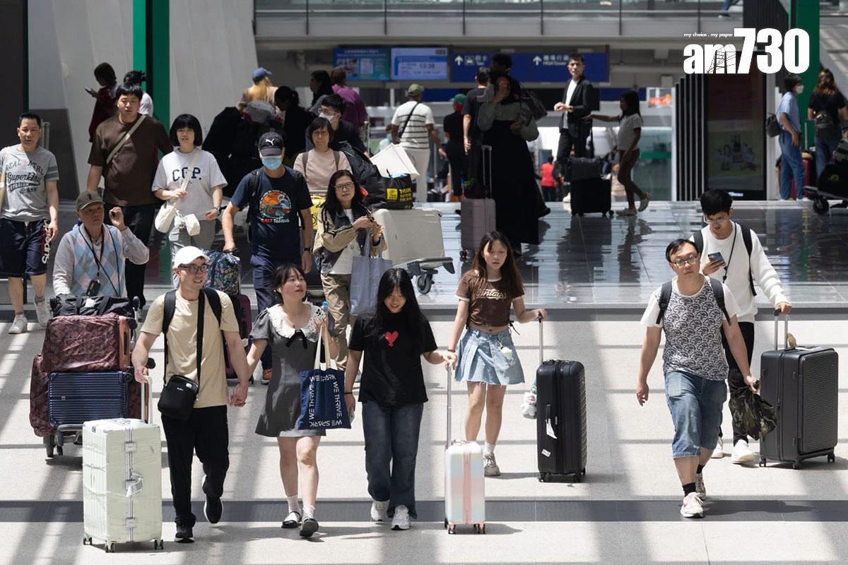 復活節長假期最後一日,不少港人陸續經機場回港。(蘇文傑攝)