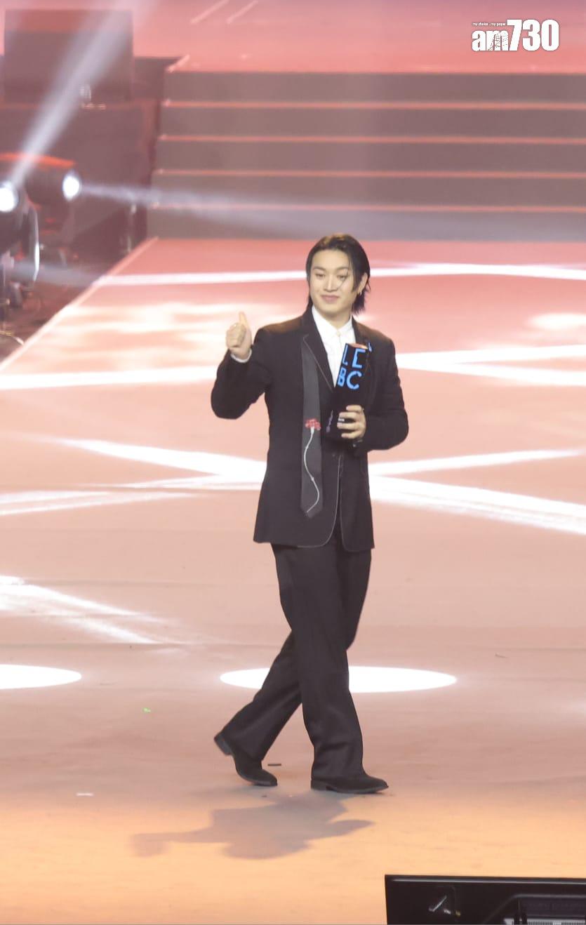Jer原本拿獎離開,又被主持叫停著他揮手。