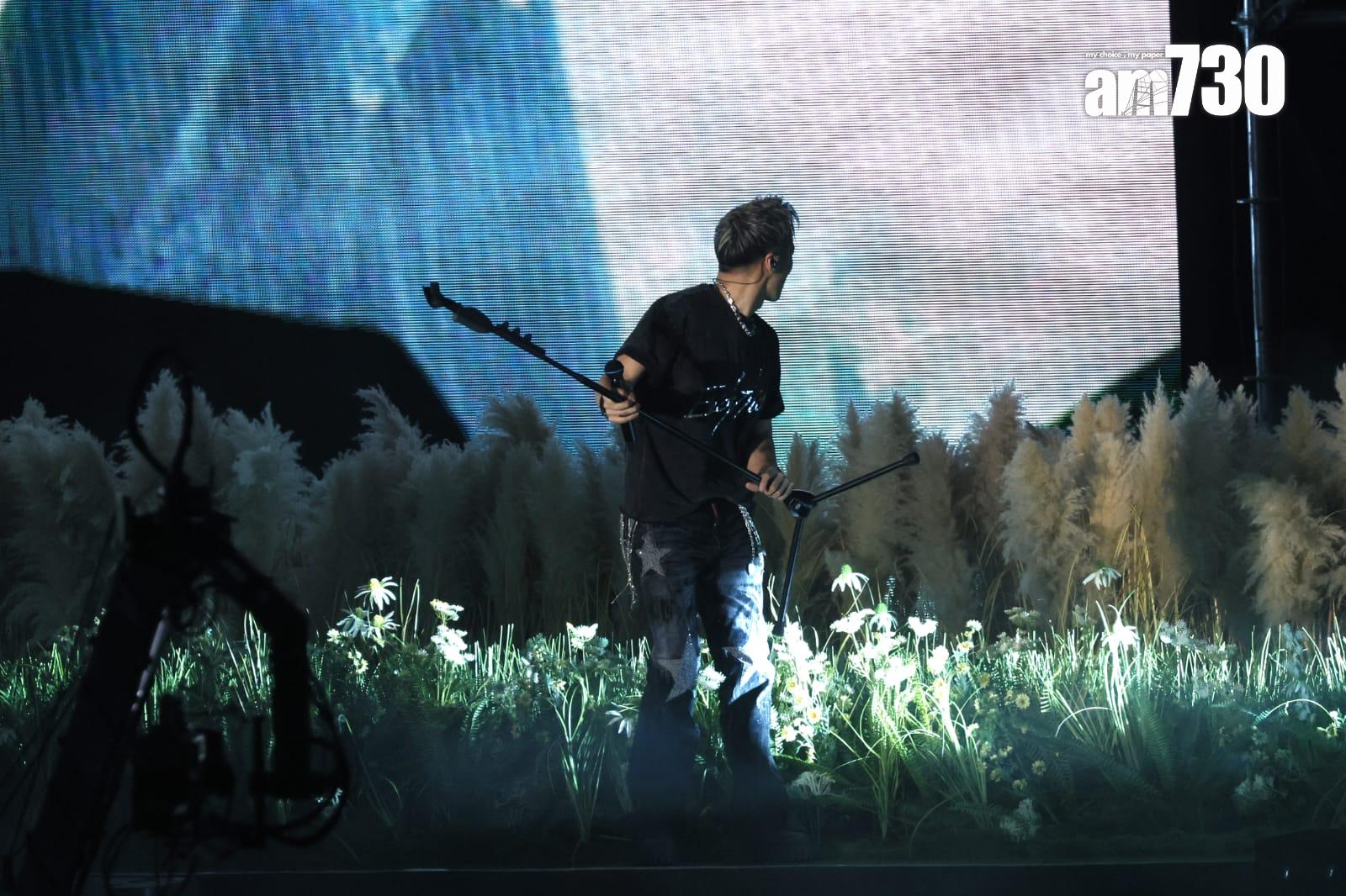 謝霆鋒今晚再上演激動拋mic stand。 (娛樂組攝)