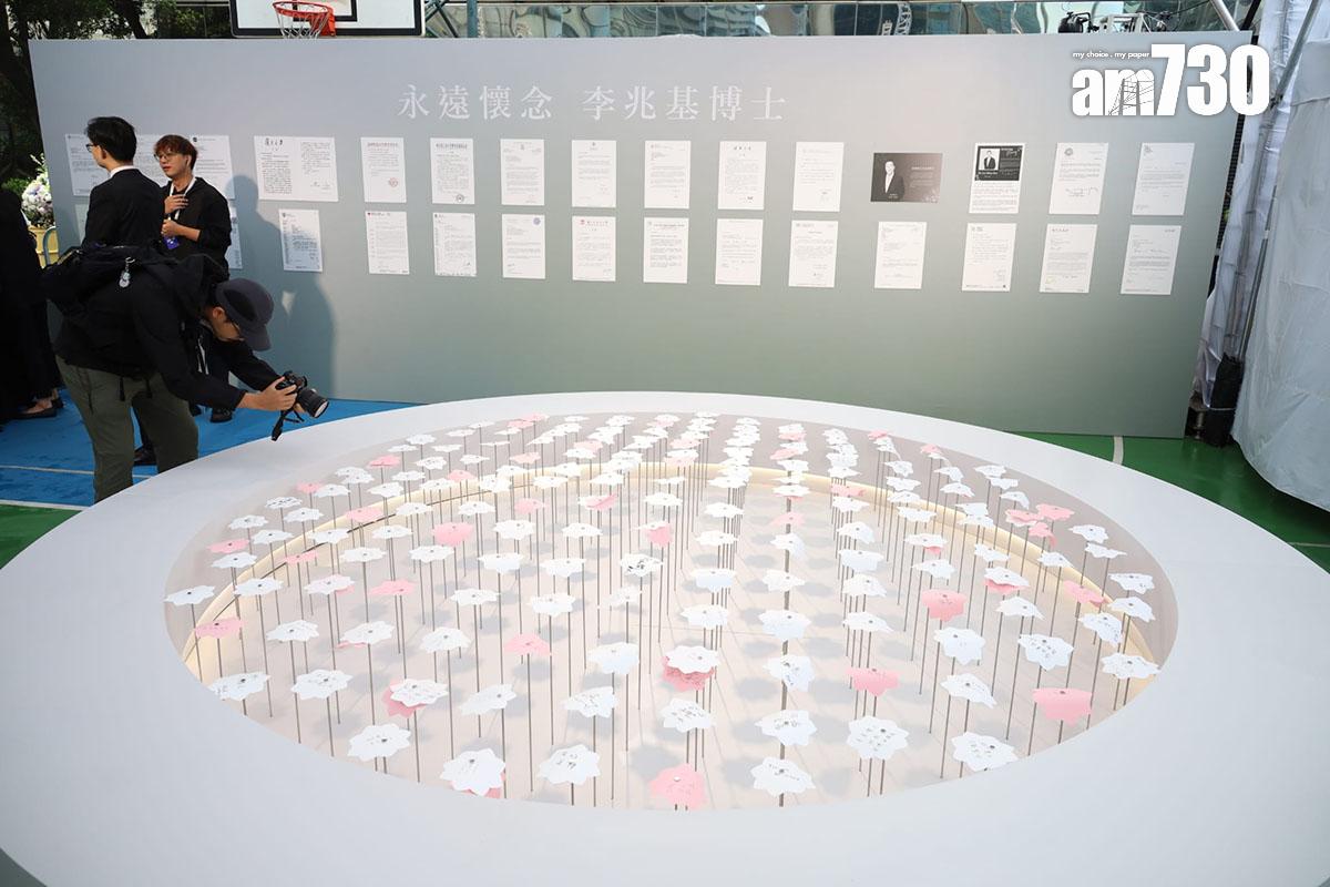 大型帳篷悼念區內設有李兆基紀念展覽。(鍾式明攝)