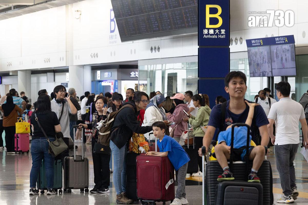復活節長假期最後一日,不少港人陸續經機場回港。(蘇文傑攝)