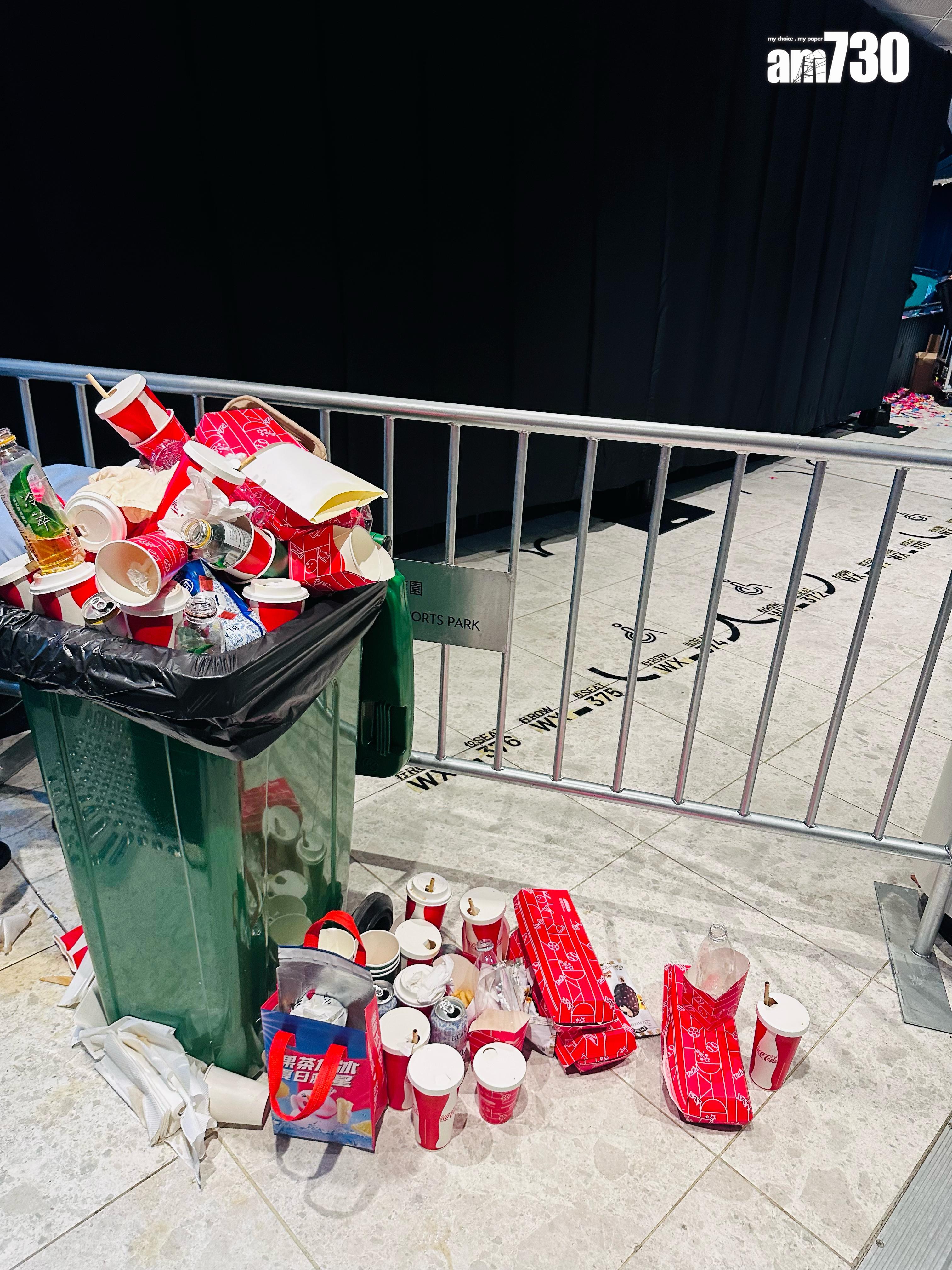演唱會結束後,場內垃圾桶同樣爆滿。 (娛樂組攝)