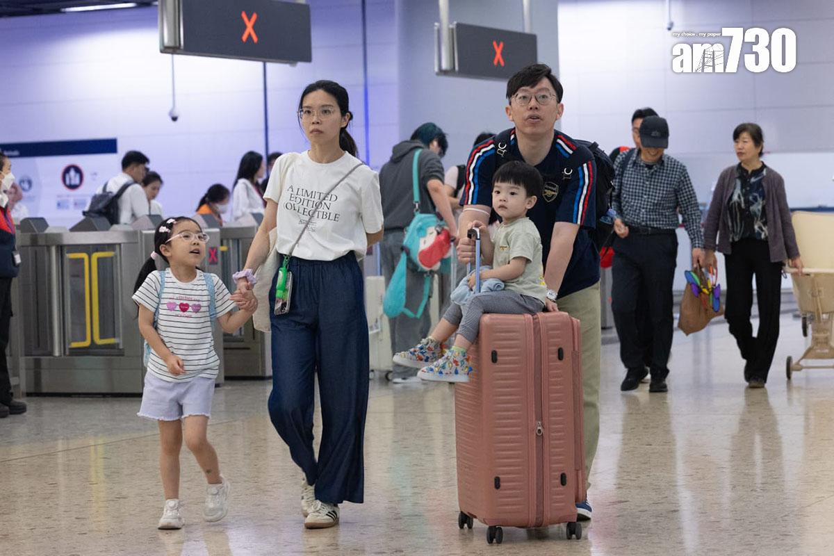 復活節長假期最後一日,不少港人陸續經高鐵西九龍站回港。(蘇文傑攝)