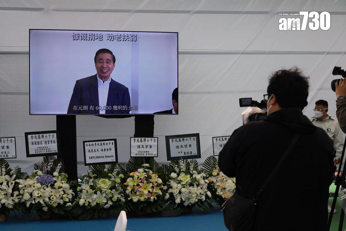 大型帳篷悼念區有電視播放紀念李兆基生平的影片。(鍾式明攝)