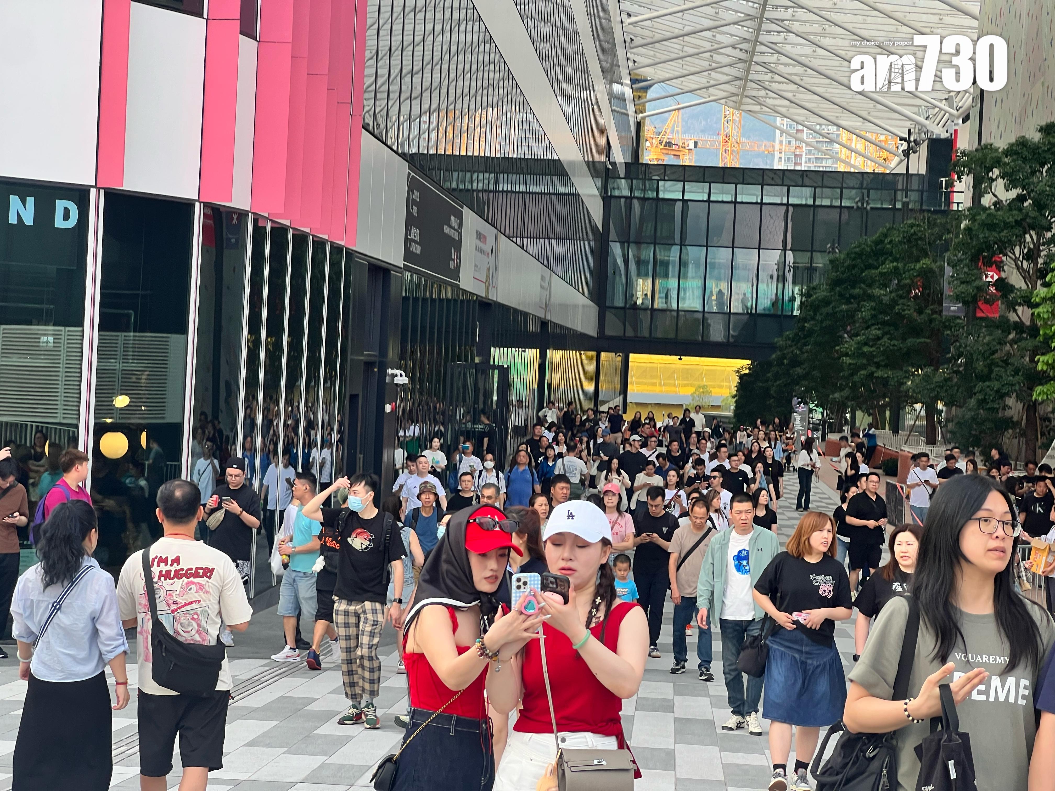 會場於下午4時30分開放予觀眾在場館門外等候入場。 (娛樂組攝)