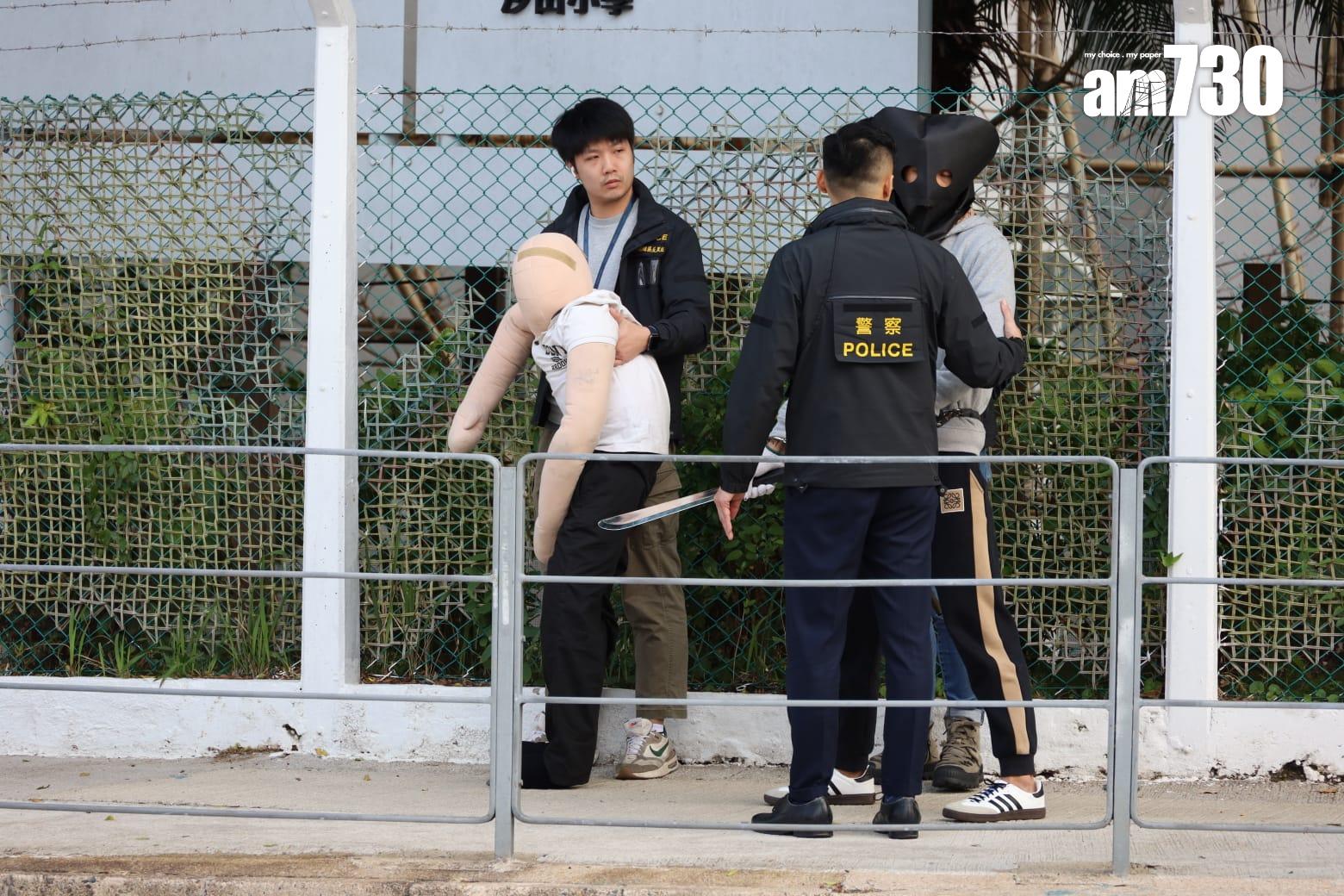 火炭謀殺案,警押刀手到現場重組案情。(鍾式明攝)