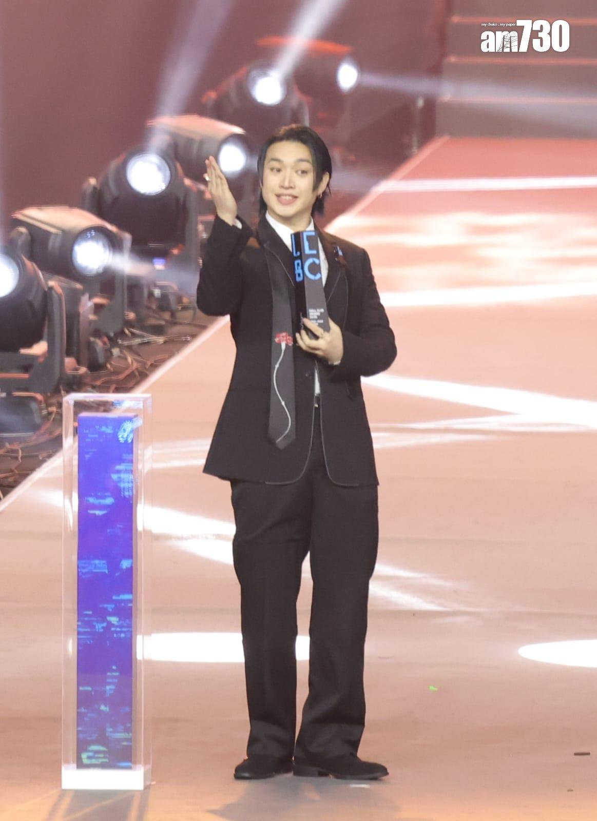 Jer柳應廷則憑《筆觸男孩憂鬱之死》獲頒「音樂第一歌曲獎(搖滾歌曲)」。(吳康琦攝)