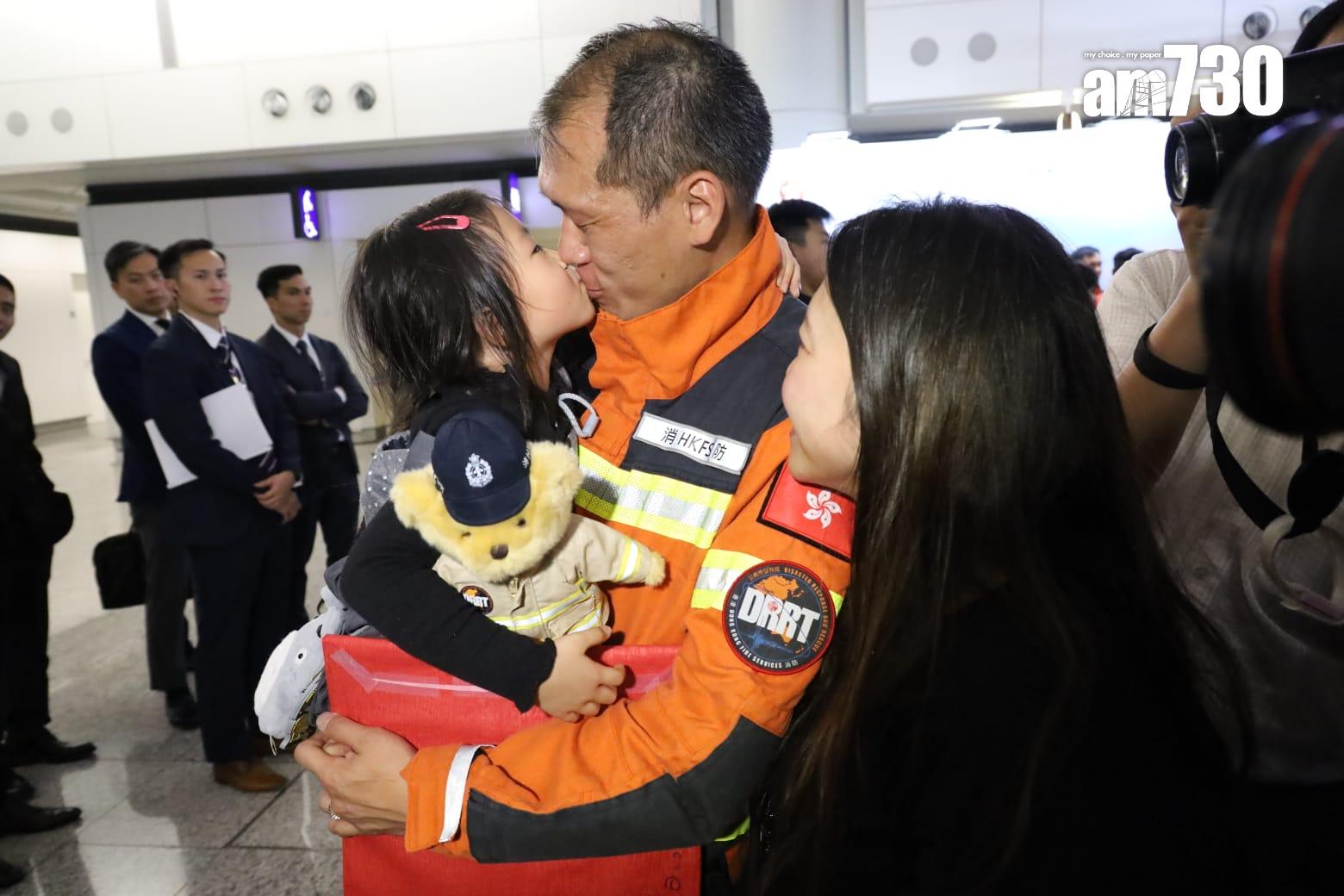 特區救援隊完成緬甸地震災區搜救任務返抵本港,政府舉行迎接儀式。(鍾式明攝)