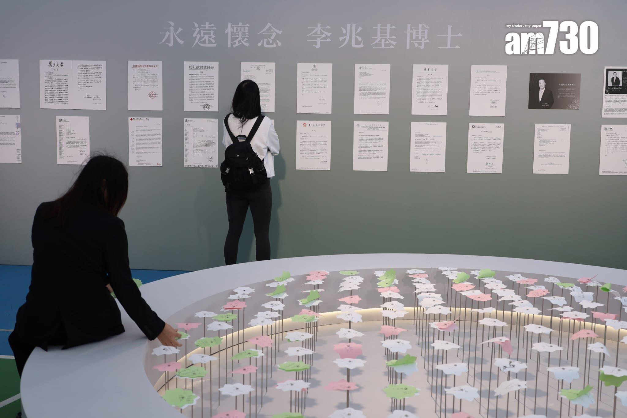 渣華道遊樂場設大型帳篷悼念區供公眾人士弔唁。(鍾式明攝)