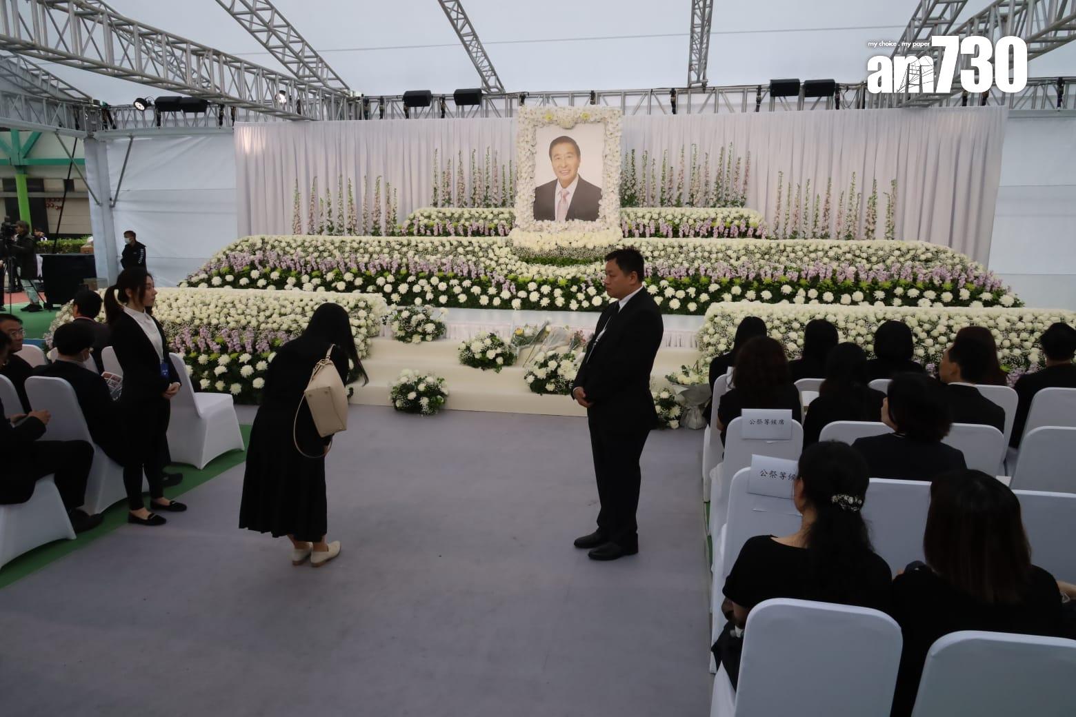 渣華道遊樂場設大型帳篷悼念區供公眾人士弔唁。(鍾式明攝)