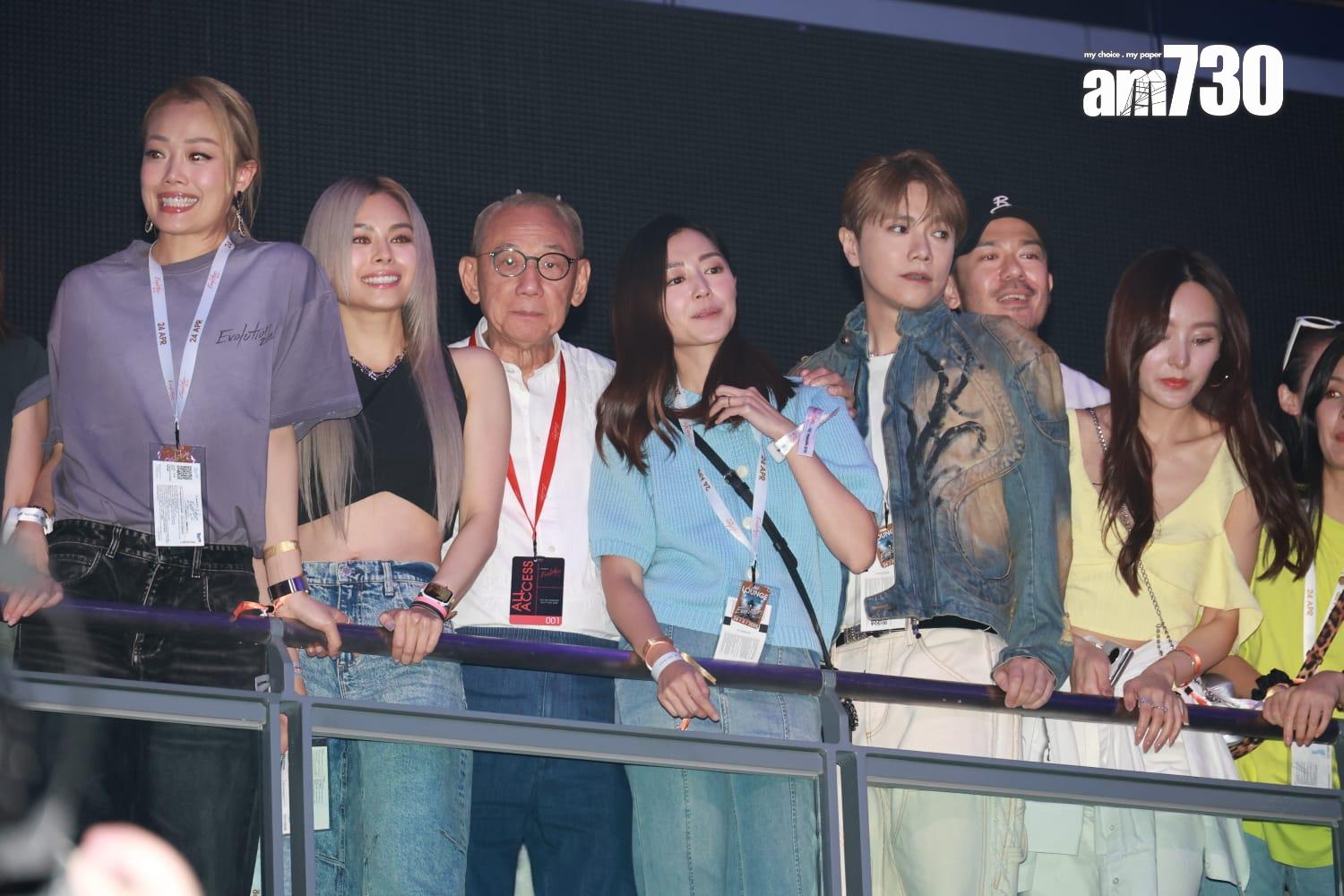 楊受成率領英皇娛樂的旗下藝人拉隊支持。 (羅錦鴻攝)