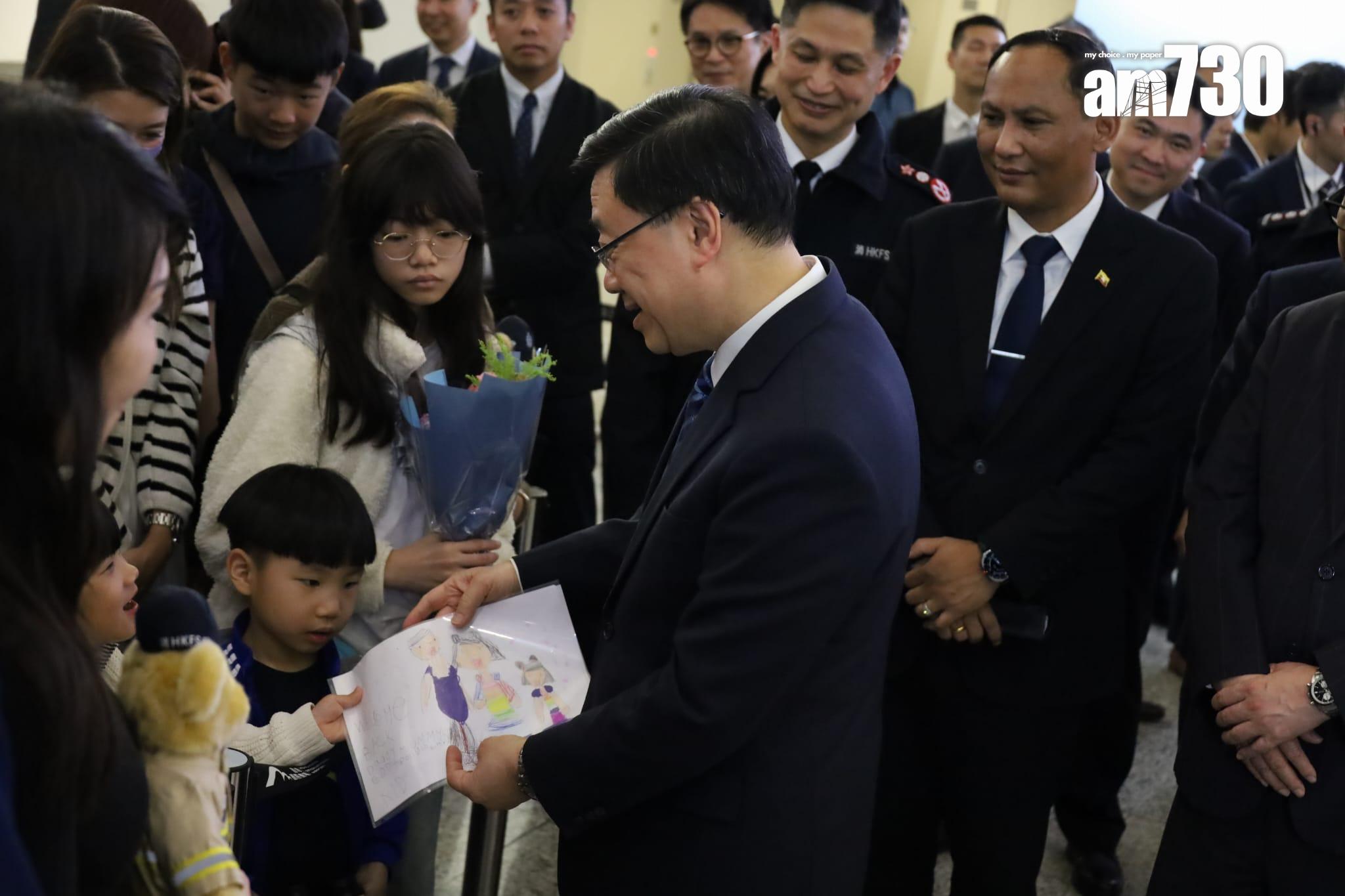 李家超與家屬交談。(鍾式明攝)