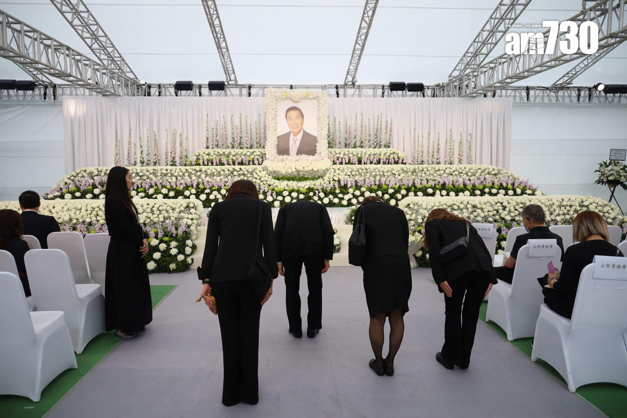 渣華道遊樂場設大型帳篷悼念區供公眾人士弔唁。(鍾式明攝)