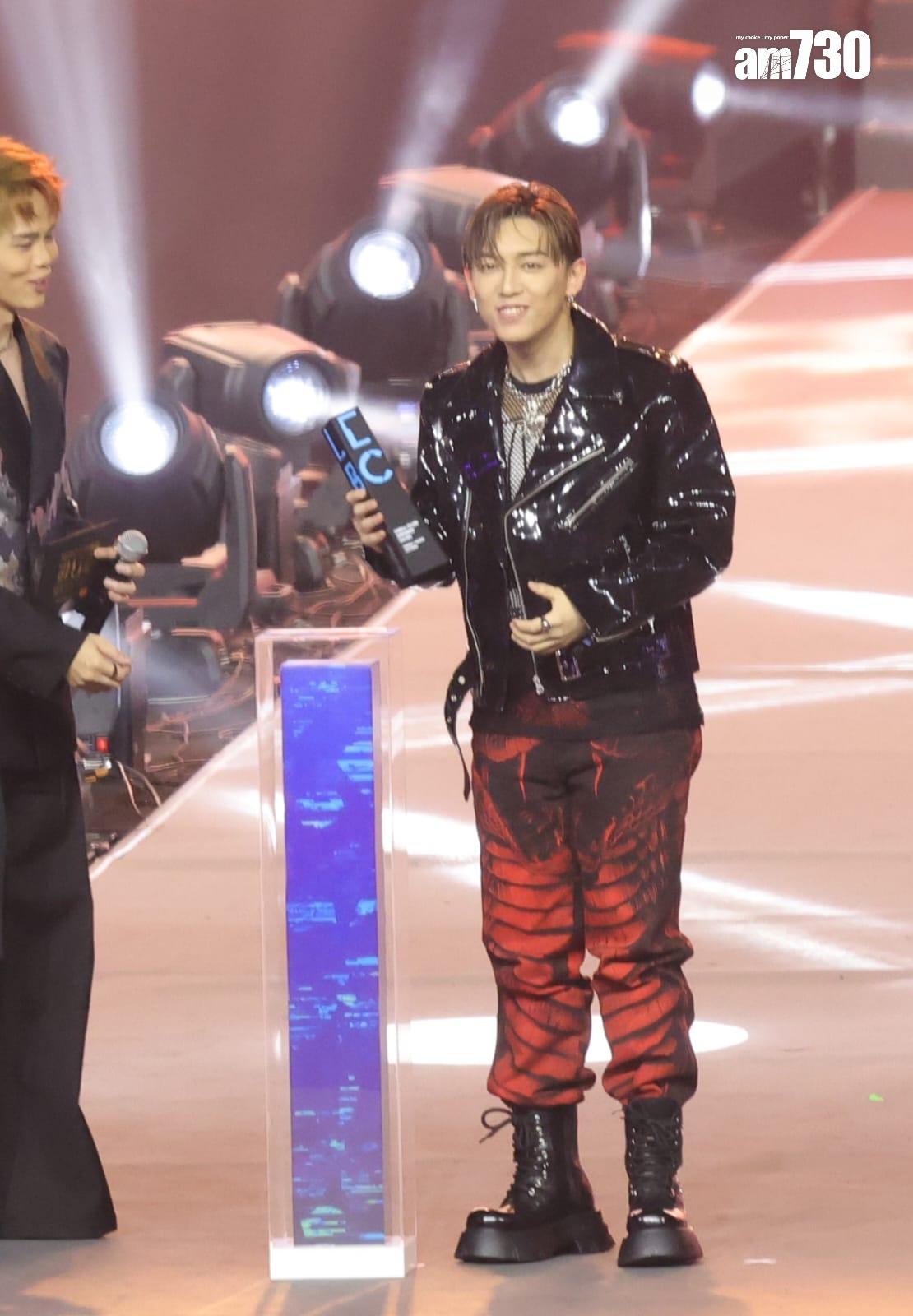 MC張天賦在黑色外套裡,穿魚網衫。(吳康琦攝)