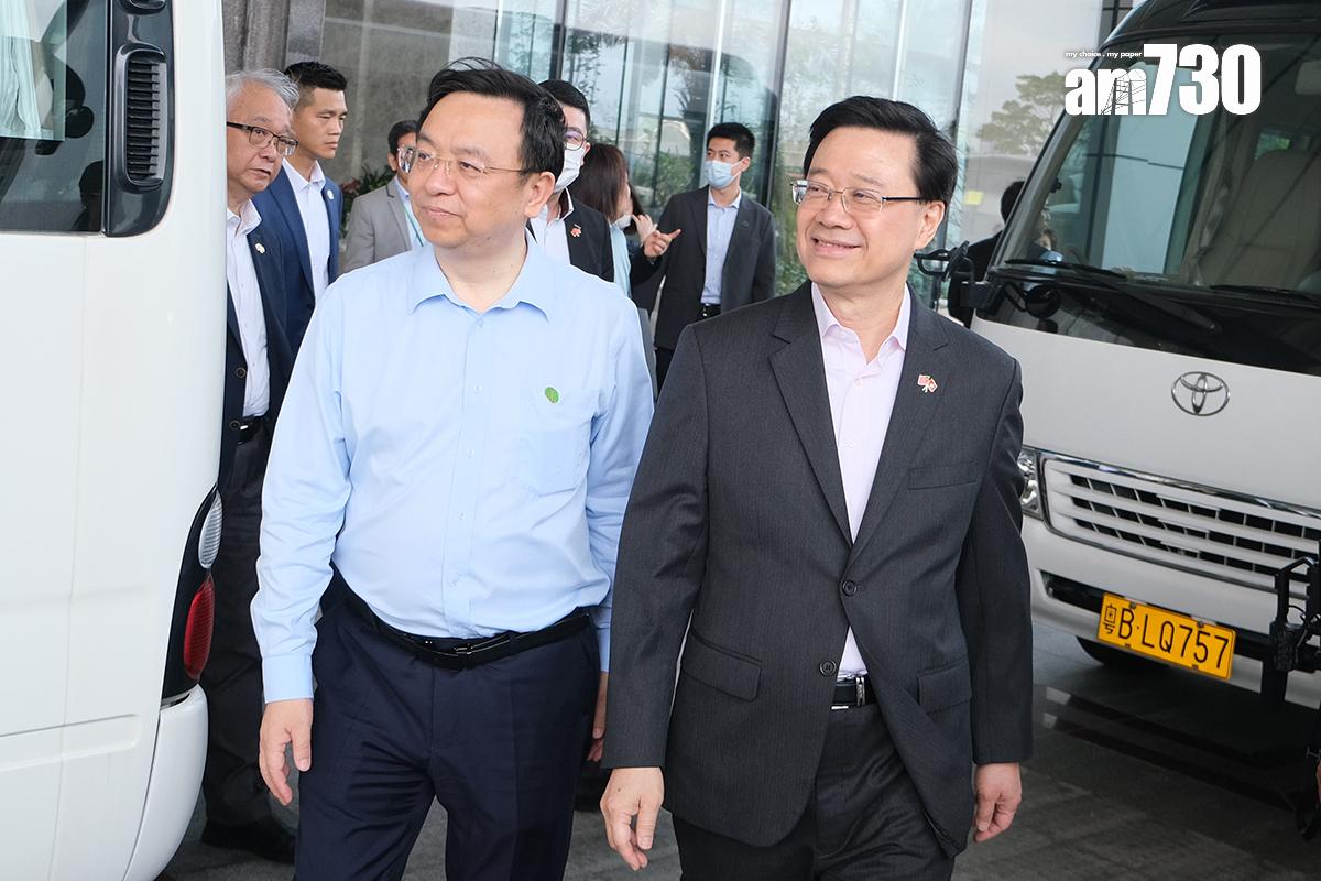 李家超(右)上任至今已走訪內地逾25個城市。(資料圖片/羅庸軒攝)