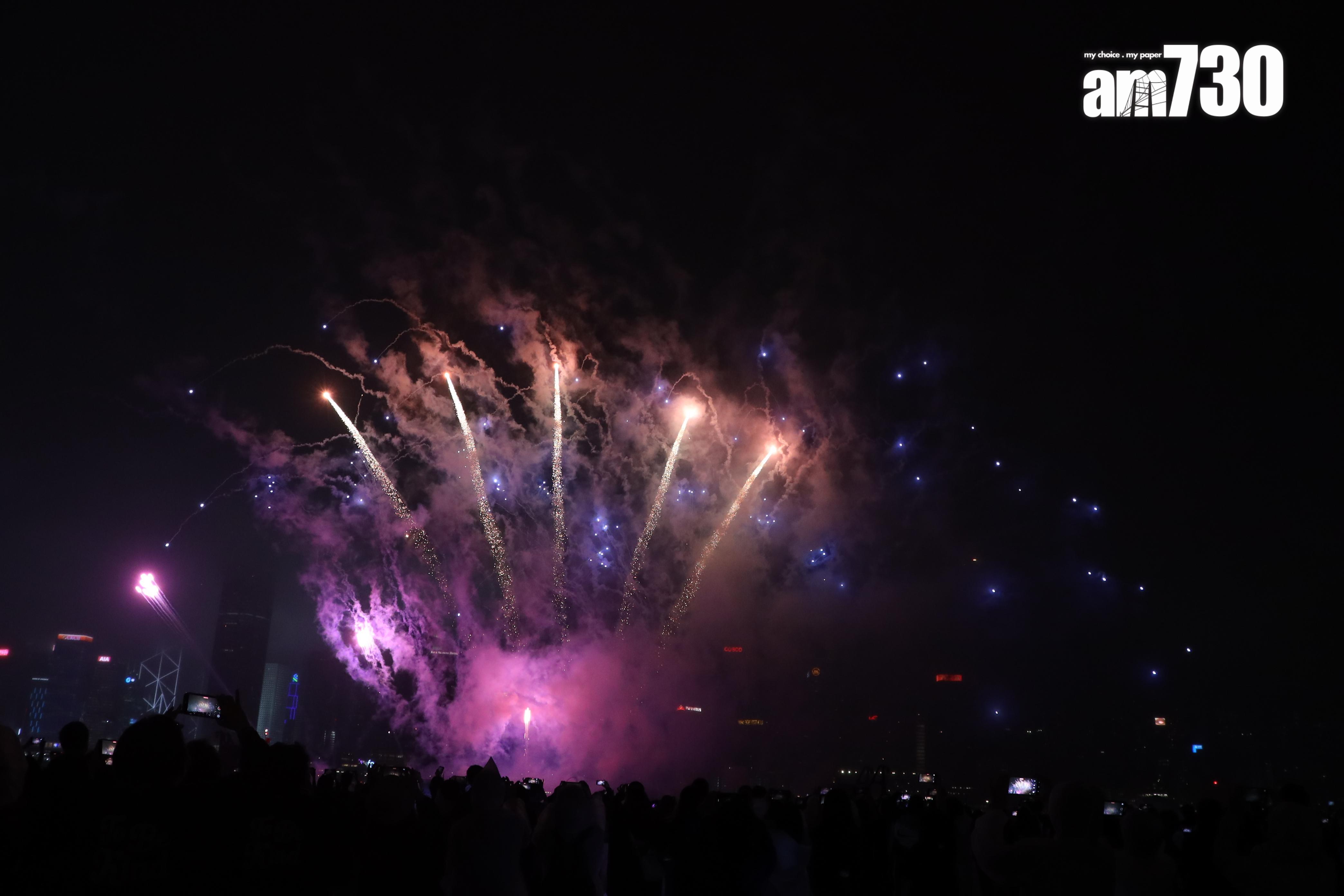 為慶祝姜濤26歲生日,後援會在西九首次舉行煙火匯演。(娛樂組攝)