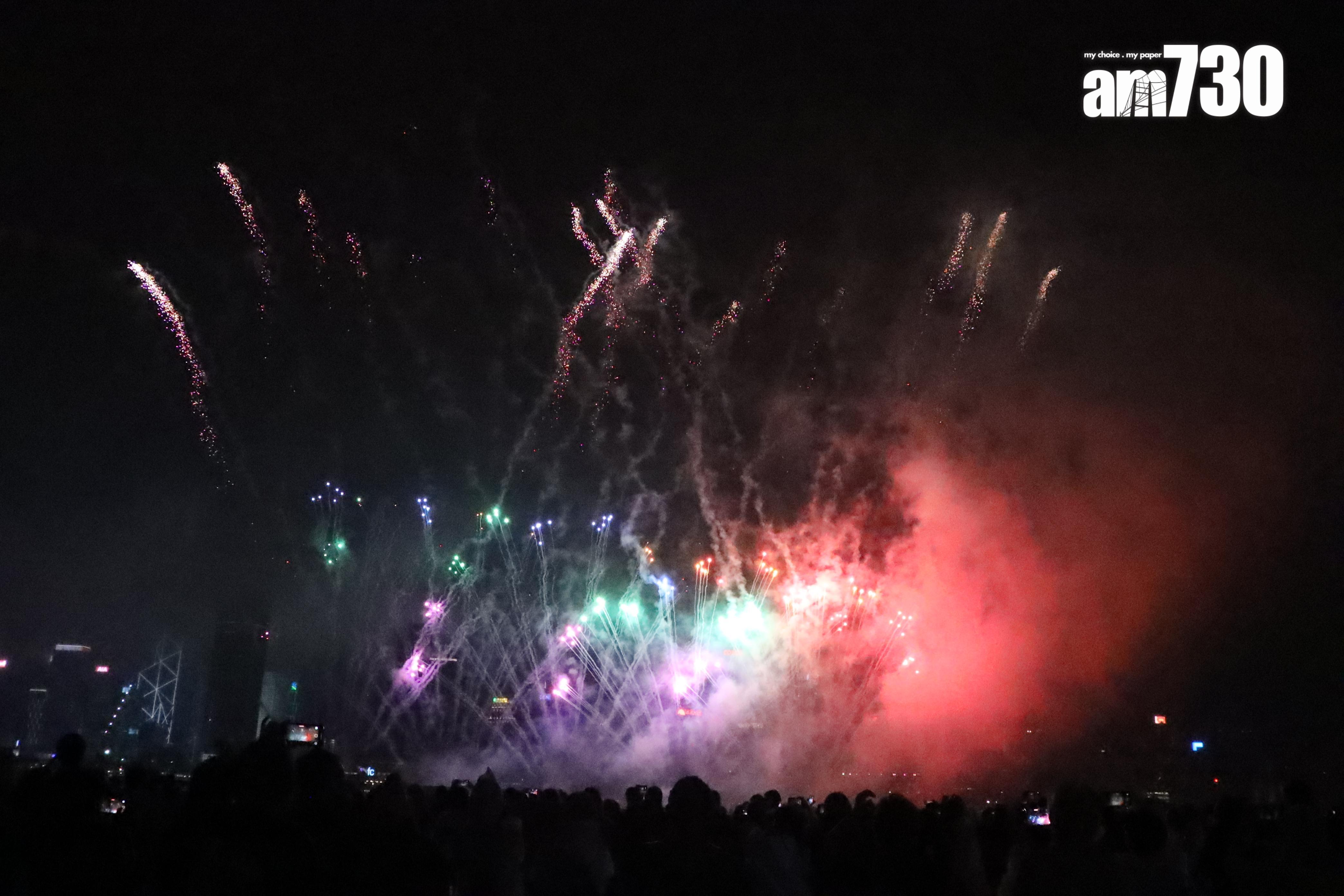 為慶祝姜濤26歲生日,後援會在西九首次舉行煙火匯演。(娛樂組攝)