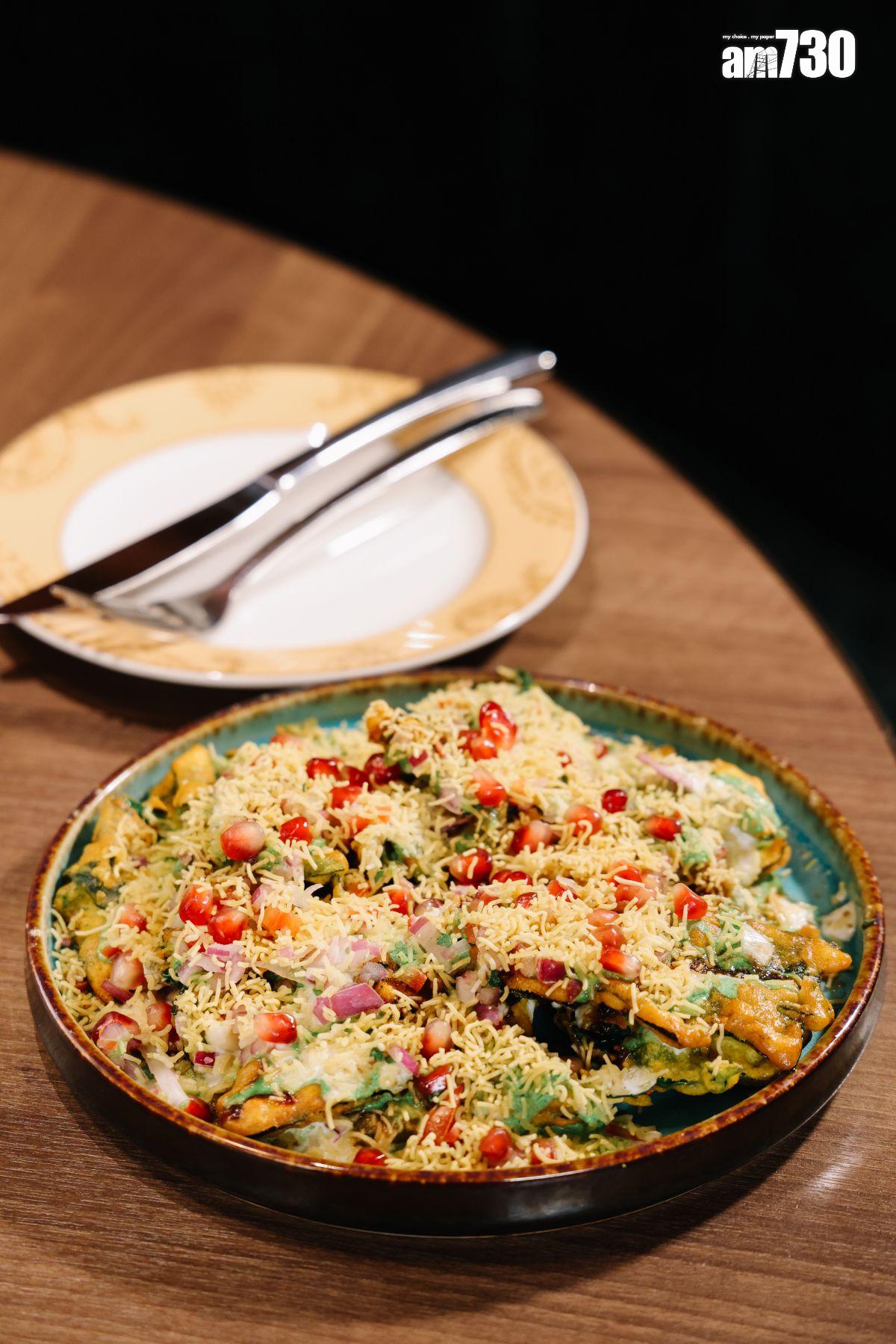 酥炸菠菜配洋葱番茄莎莎伴薄荷羅望子醬$138 灑上由鷹嘴豆製成的脆絲及清新紅石榴,甜酸微辛口。(吳康琦攝)