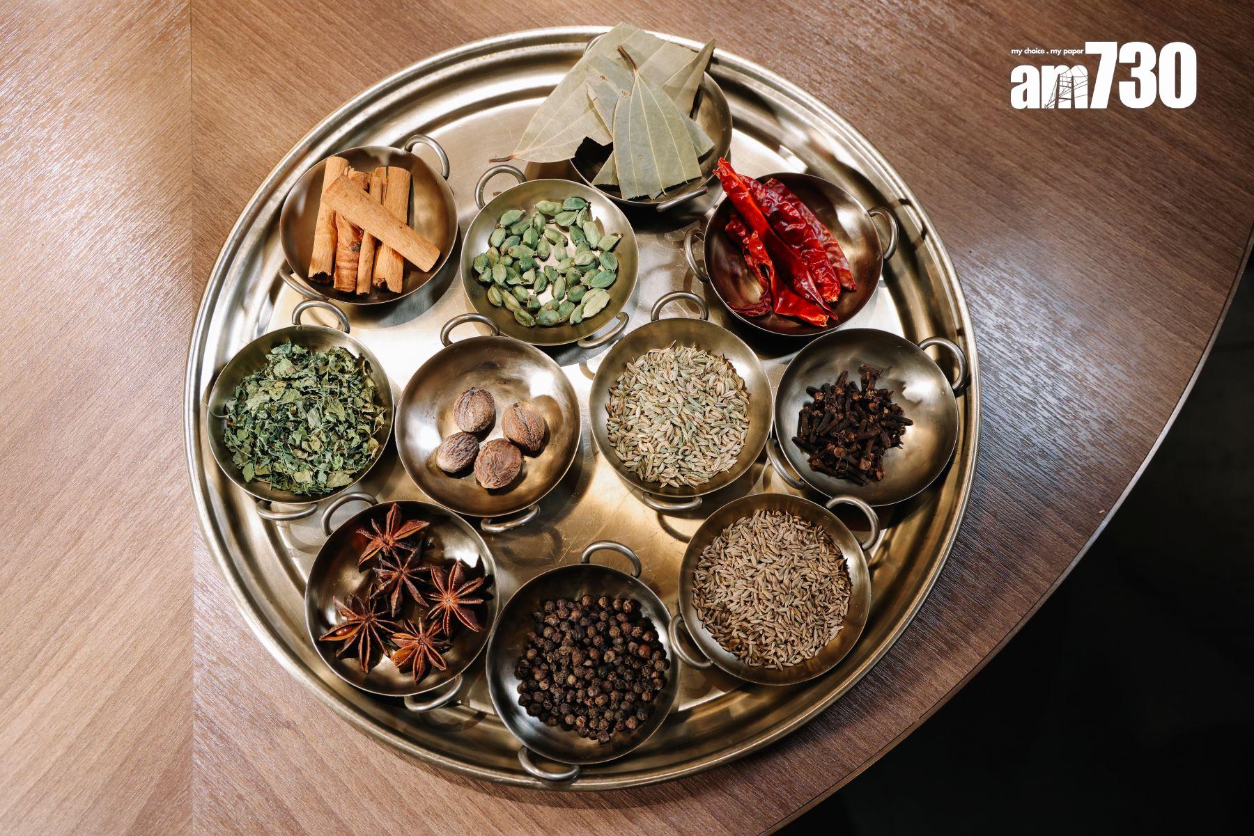 Masala(綜合香料)是以丁香、小荳蔻、肉桂、八角、辣椒、黑胡椒等磨成粉末。(吳康琦攝)