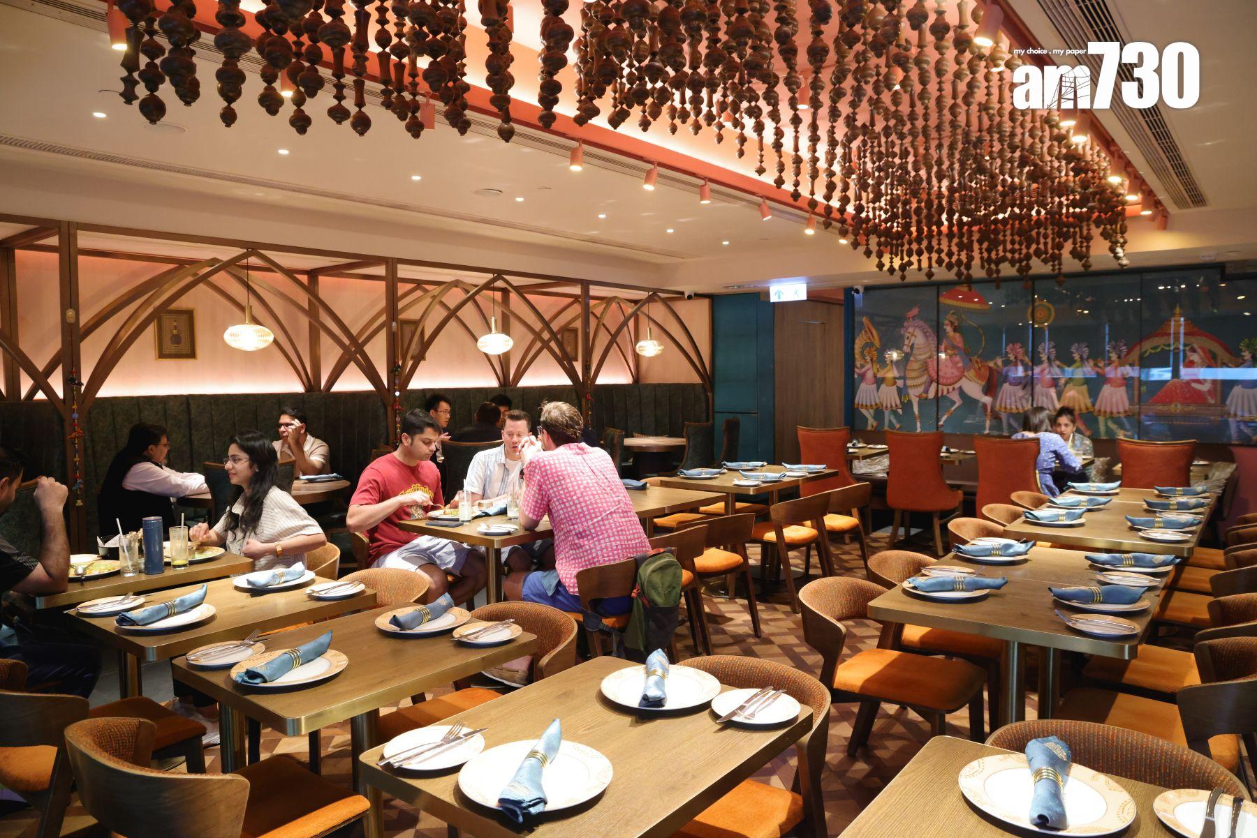 昔日卡位的木珠飾品變作天花吊飾,保留老字號神髓。(吳康琦攝)