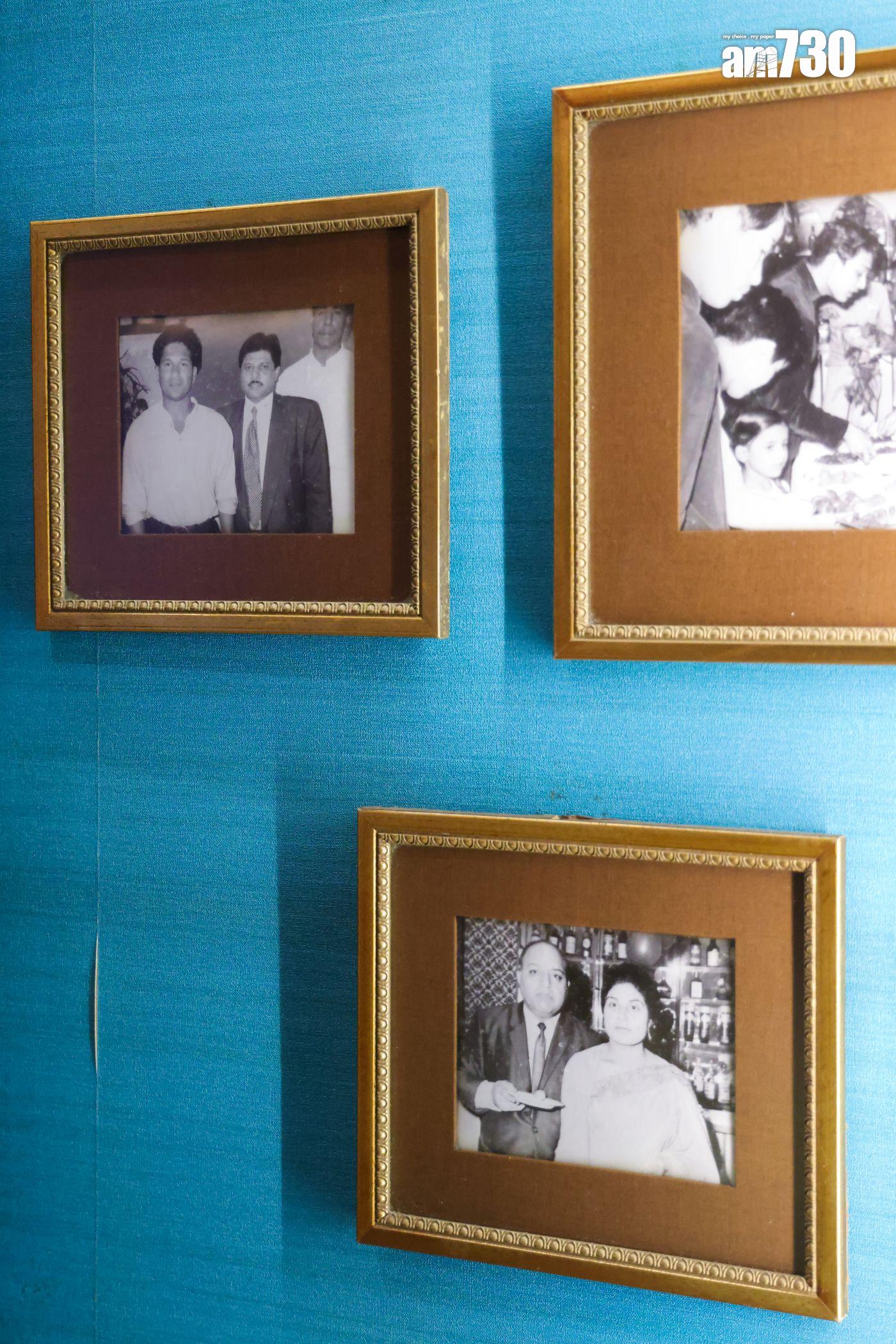 門口牆壁掛上70年代創辦合夥人及餐廳的黑白舊照。(吳康琦攝)