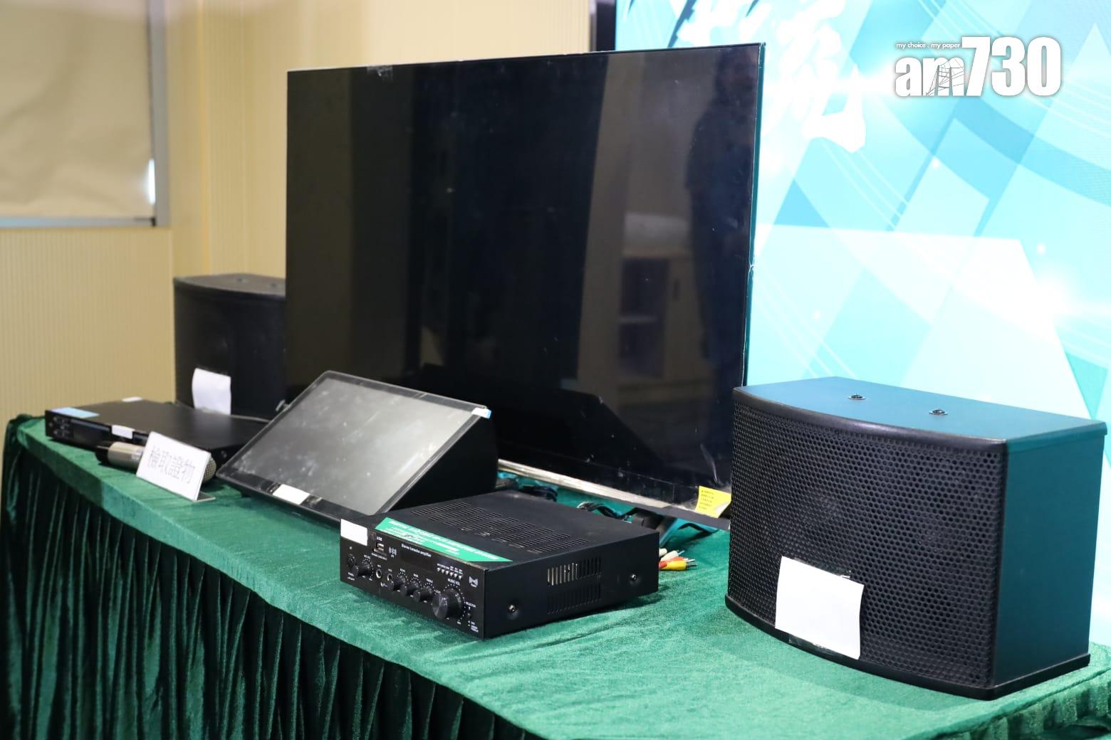 海關共檢獲15套懷疑用作播放侵權歌曲的卡拉OK機及一批影音器材,估計市值約43萬元。(鍾式明攝)