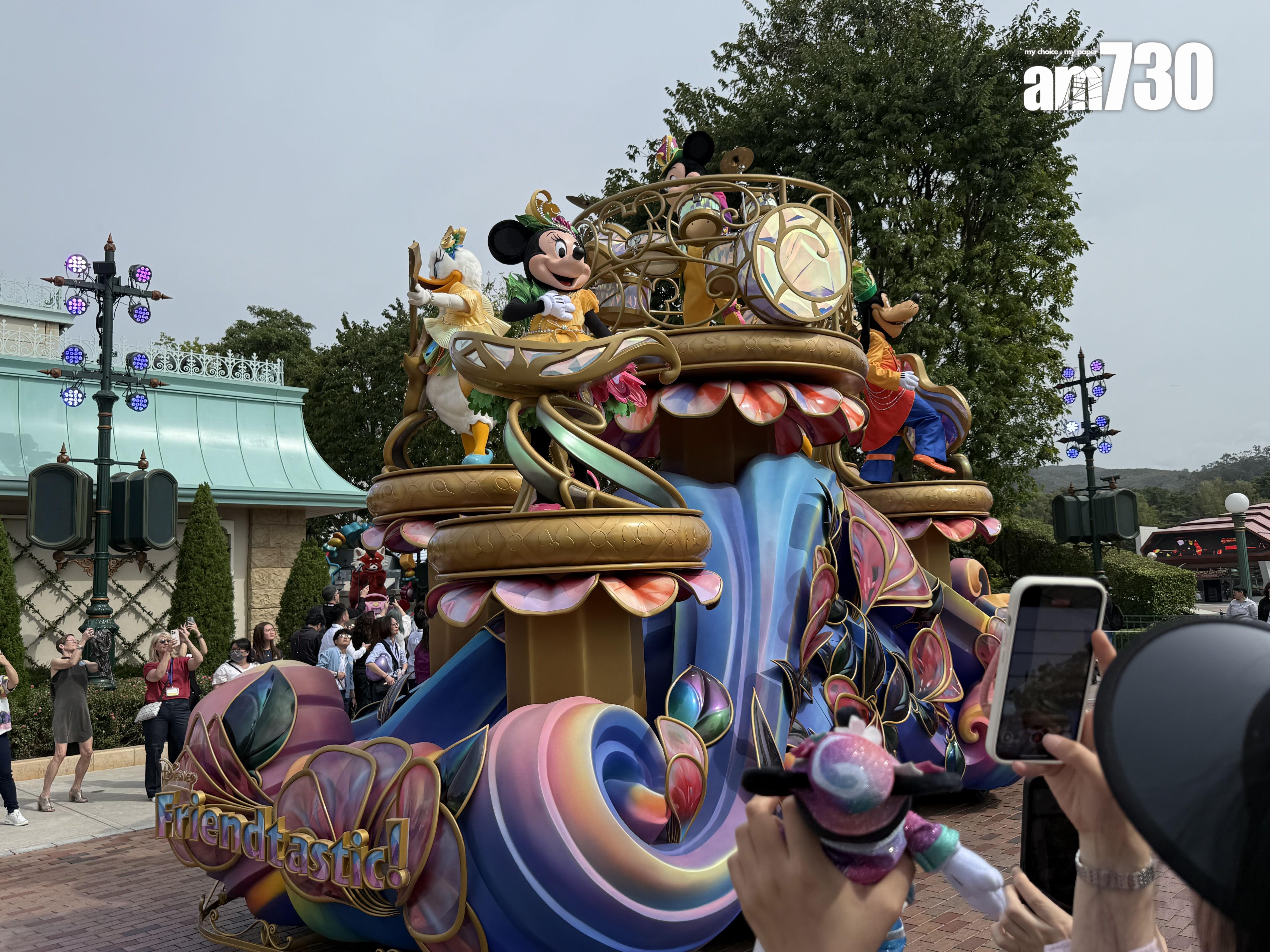 米奇與好友主題花車。(本報攝)